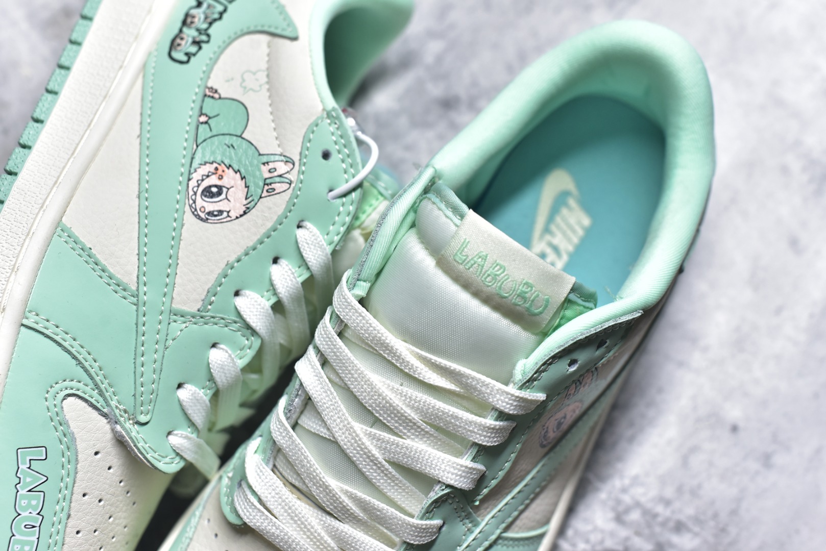 图片[9]-#海外爆款限量发售！ Travis Scott x Jordan 1 Low “Labubu拉布布联名” 高端定制 乔丹倒勾低帮休闲板鞋 大厂纯原品质出货 纯正版型 定制鞋盒 皮料切割干净无任何毛边 细节完美 超高清洁度 货号：DD7866-115 尺码：36 36.5 37.5 38 38.5 39 40 40.5 41 42 42.5 43 44 44.5 45-选品中心