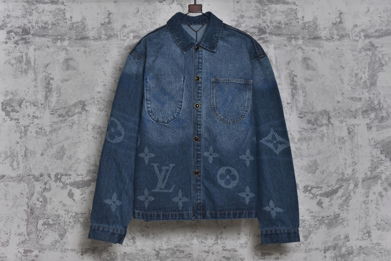 #1v 25Fw 彩拨分色老花牛仔外套 选用430克高密牛仔布料，确保了挺括感和耐用性，面料经过专业洗水处理​，使其在保持牛仔经典质感的同时，获得了柔软透气的舒适体验，避免了传统牛仔面料初期的生硬感。这种洗水工艺类似于高端牛仔品牌常用的石洗或酵素洗技术，通过物理或生物方法使面料变得柔和并呈现独特的色彩效果，采用订制黑珍珠扣，提升了细节的精致度。激光切割的皮标标识清晰且耐磨，印花工艺运用彩拔印花技术，使图案色彩饱满、牢固度高，不易褪色，增强了产品的时尚感和耐久性，男女同款的剪裁，线条流畅，兼顾了休闲与时尚感，符合现代服装的无性别趋势，适合多种身形穿搭 尺码：46 48 50 52-选品中心