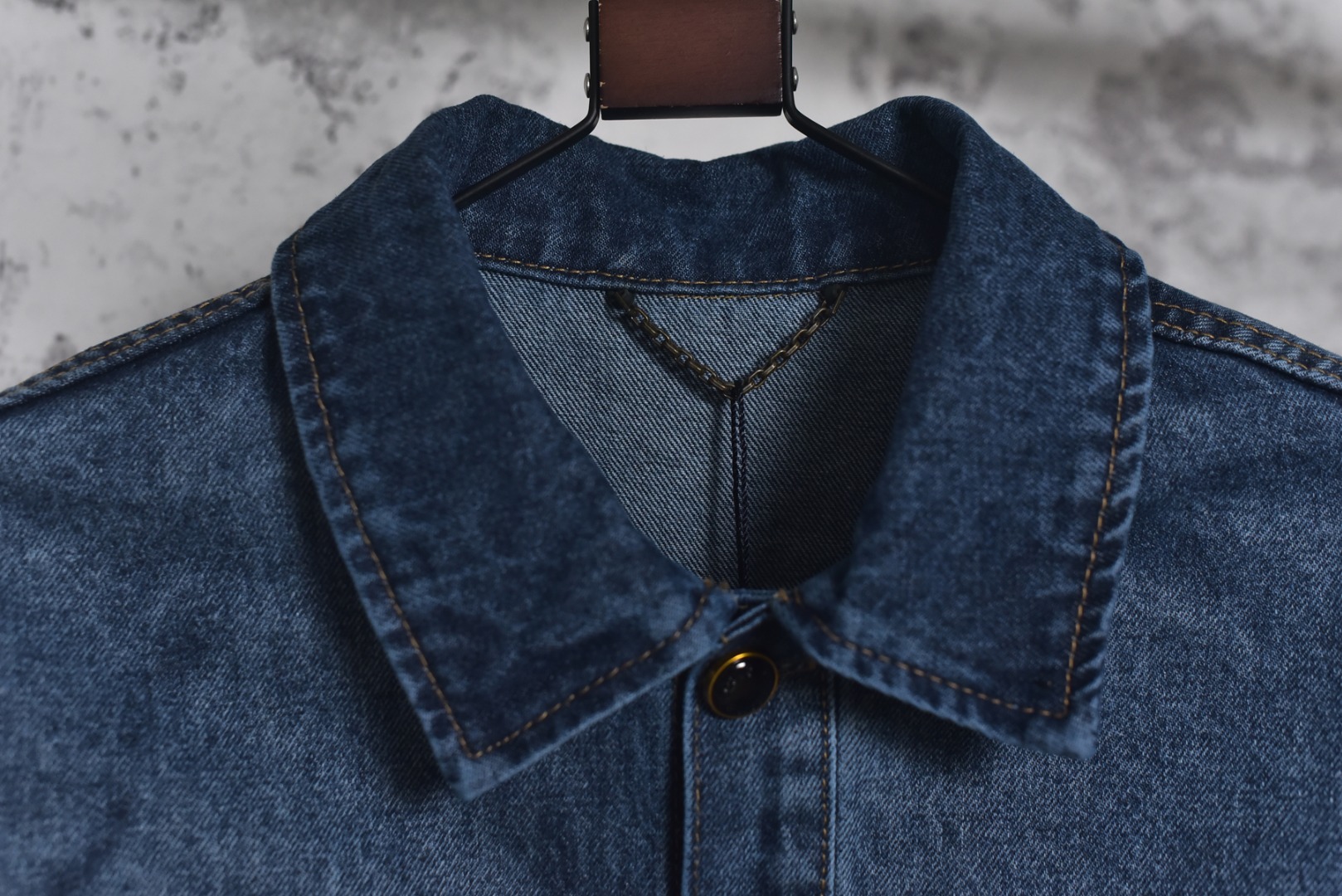 图片[4]-#1v 25Fw 彩拨分色老花牛仔外套 选用430克高密牛仔布料，确保了挺括感和耐用性，面料经过专业洗水处理​，使其在保持牛仔经典质感的同时，获得了柔软透气的舒适体验，避免了传统牛仔面料初期的生硬感。这种洗水工艺类似于高端牛仔品牌常用的石洗或酵素洗技术，通过物理或生物方法使面料变得柔和并呈现独特的色彩效果，采用订制黑珍珠扣，提升了细节的精致度。激光切割的皮标标识清晰且耐磨，印花工艺运用彩拔印花技术，使图案色彩饱满、牢固度高，不易褪色，增强了产品的时尚感和耐久性，男女同款的剪裁，线条流畅，兼顾了休闲与时尚感，符合现代服装的无性别趋势，适合多种身形穿搭 尺码：46 48 50 52-选品中心