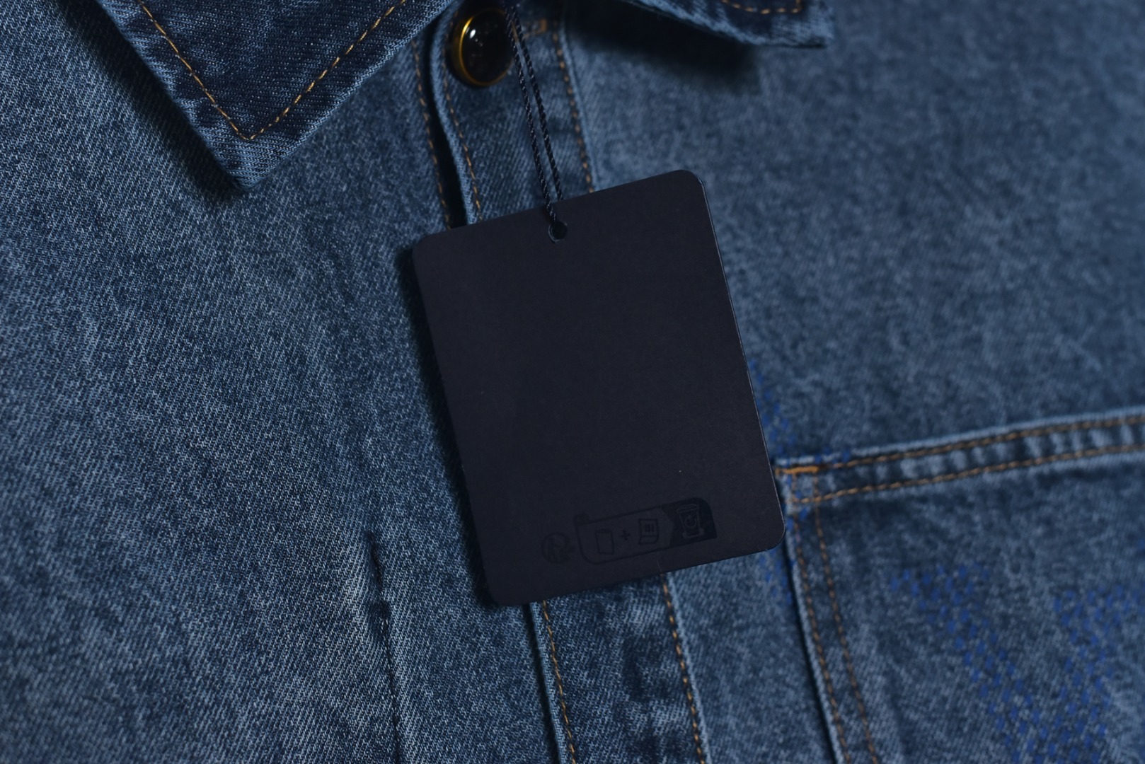 图片[5]-#1v 25Fw 彩拨分色老花牛仔外套 选用430克高密牛仔布料，确保了挺括感和耐用性，面料经过专业洗水处理​，使其在保持牛仔经典质感的同时，获得了柔软透气的舒适体验，避免了传统牛仔面料初期的生硬感。这种洗水工艺类似于高端牛仔品牌常用的石洗或酵素洗技术，通过物理或生物方法使面料变得柔和并呈现独特的色彩效果，采用订制黑珍珠扣，提升了细节的精致度。激光切割的皮标标识清晰且耐磨，印花工艺运用彩拔印花技术，使图案色彩饱满、牢固度高，不易褪色，增强了产品的时尚感和耐久性，男女同款的剪裁，线条流畅，兼顾了休闲与时尚感，符合现代服装的无性别趋势，适合多种身形穿搭 尺码：46 48 50 52-选品中心