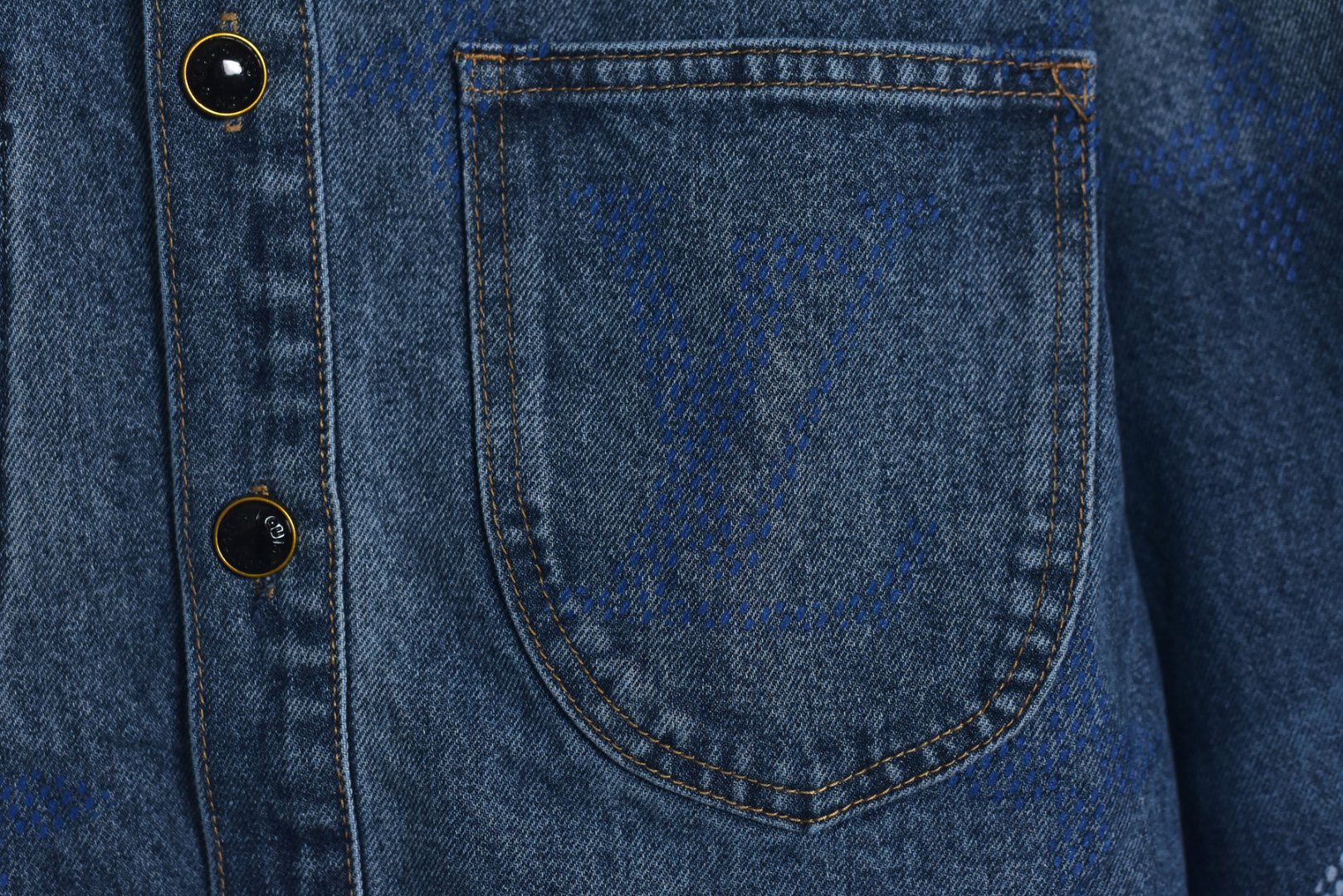 图片[6]-#1v 25Fw 彩拨分色老花牛仔外套 选用430克高密牛仔布料，确保了挺括感和耐用性，面料经过专业洗水处理​，使其在保持牛仔经典质感的同时，获得了柔软透气的舒适体验，避免了传统牛仔面料初期的生硬感。这种洗水工艺类似于高端牛仔品牌常用的石洗或酵素洗技术，通过物理或生物方法使面料变得柔和并呈现独特的色彩效果，采用订制黑珍珠扣，提升了细节的精致度。激光切割的皮标标识清晰且耐磨，印花工艺运用彩拔印花技术，使图案色彩饱满、牢固度高，不易褪色，增强了产品的时尚感和耐久性，男女同款的剪裁，线条流畅，兼顾了休闲与时尚感，符合现代服装的无性别趋势，适合多种身形穿搭 尺码：46 48 50 52-选品中心