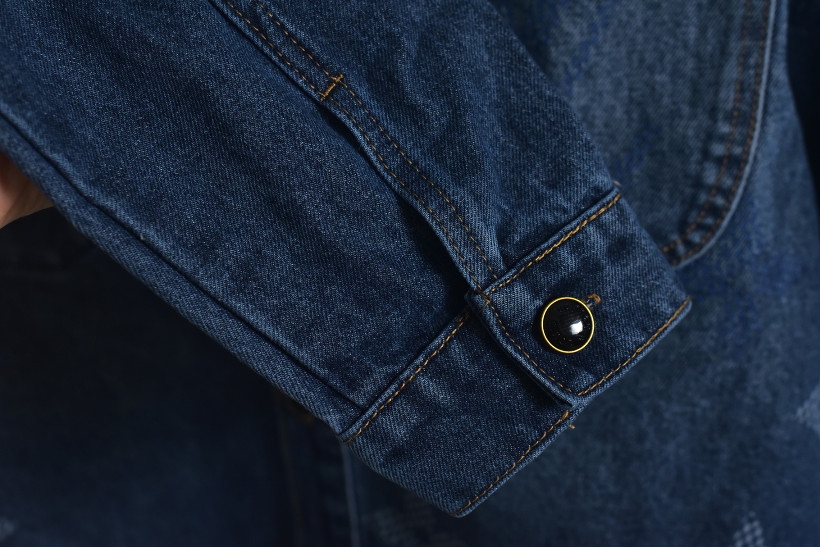 图片[7]-#1v 25Fw 彩拨分色老花牛仔外套 选用430克高密牛仔布料，确保了挺括感和耐用性，面料经过专业洗水处理​，使其在保持牛仔经典质感的同时，获得了柔软透气的舒适体验，避免了传统牛仔面料初期的生硬感。这种洗水工艺类似于高端牛仔品牌常用的石洗或酵素洗技术，通过物理或生物方法使面料变得柔和并呈现独特的色彩效果，采用订制黑珍珠扣，提升了细节的精致度。激光切割的皮标标识清晰且耐磨，印花工艺运用彩拔印花技术，使图案色彩饱满、牢固度高，不易褪色，增强了产品的时尚感和耐久性，男女同款的剪裁，线条流畅，兼顾了休闲与时尚感，符合现代服装的无性别趋势，适合多种身形穿搭 尺码：46 48 50 52-选品中心