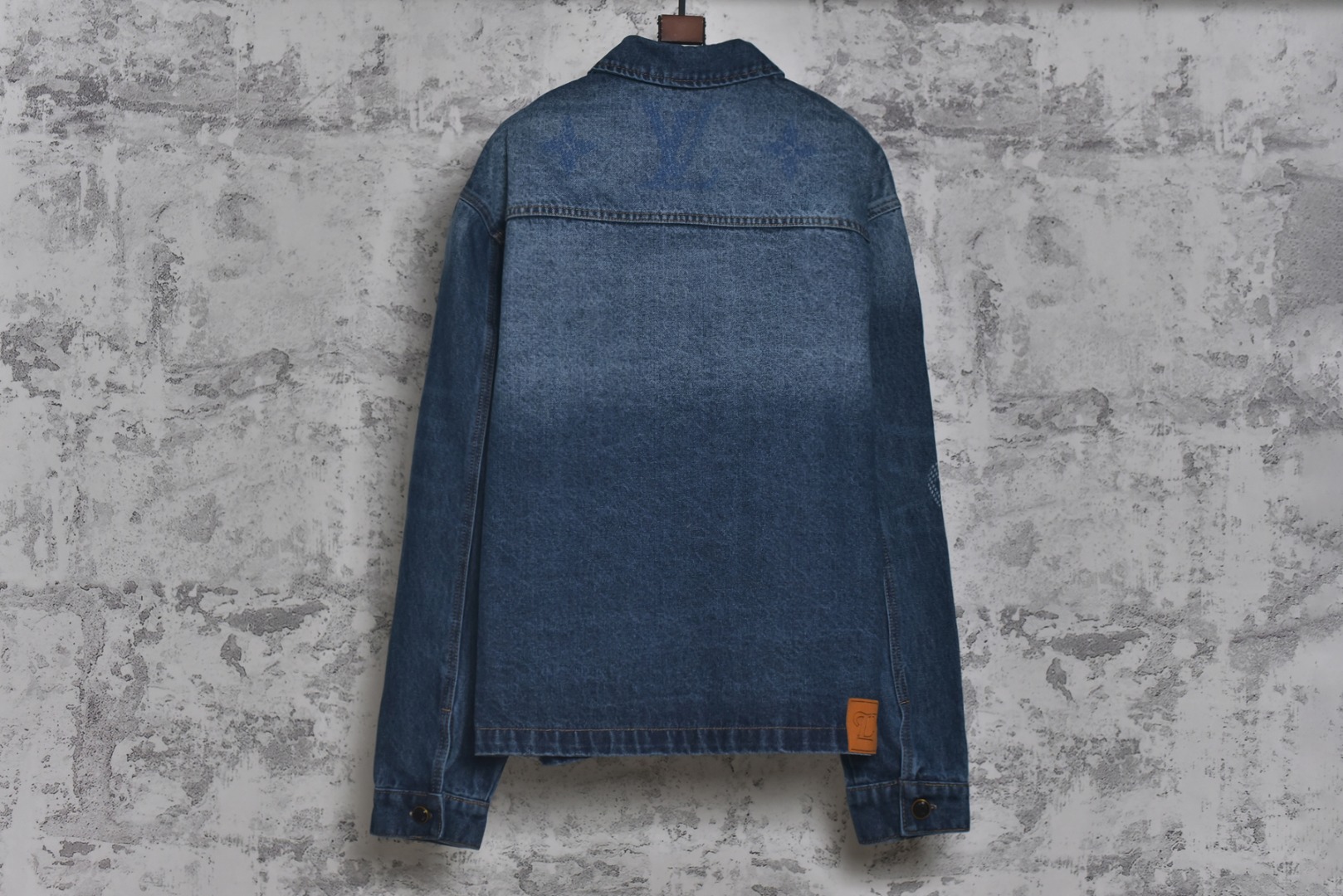 图片[2]-#1v 25Fw 彩拨分色老花牛仔外套 选用430克高密牛仔布料，确保了挺括感和耐用性，面料经过专业洗水处理​，使其在保持牛仔经典质感的同时，获得了柔软透气的舒适体验，避免了传统牛仔面料初期的生硬感。这种洗水工艺类似于高端牛仔品牌常用的石洗或酵素洗技术，通过物理或生物方法使面料变得柔和并呈现独特的色彩效果，采用订制黑珍珠扣，提升了细节的精致度。激光切割的皮标标识清晰且耐磨，印花工艺运用彩拔印花技术，使图案色彩饱满、牢固度高，不易褪色，增强了产品的时尚感和耐久性，男女同款的剪裁，线条流畅，兼顾了休闲与时尚感，符合现代服装的无性别趋势，适合多种身形穿搭 尺码：46 48 50 52-选品中心