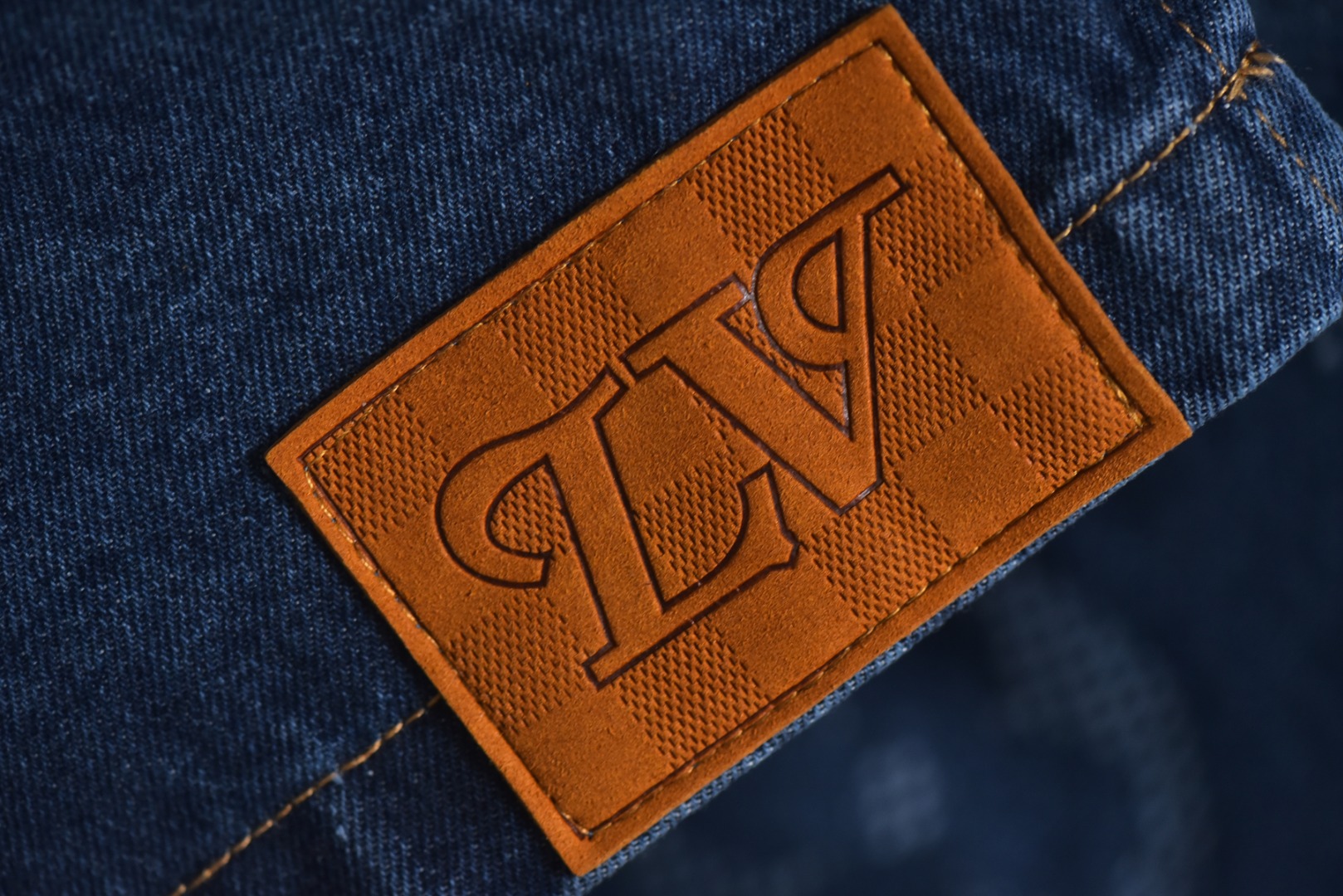 图片[8]-#1v 25Fw 彩拨分色老花牛仔外套 选用430克高密牛仔布料，确保了挺括感和耐用性，面料经过专业洗水处理​，使其在保持牛仔经典质感的同时，获得了柔软透气的舒适体验，避免了传统牛仔面料初期的生硬感。这种洗水工艺类似于高端牛仔品牌常用的石洗或酵素洗技术，通过物理或生物方法使面料变得柔和并呈现独特的色彩效果，采用订制黑珍珠扣，提升了细节的精致度。激光切割的皮标标识清晰且耐磨，印花工艺运用彩拔印花技术，使图案色彩饱满、牢固度高，不易褪色，增强了产品的时尚感和耐久性，男女同款的剪裁，线条流畅，兼顾了休闲与时尚感，符合现代服装的无性别趋势，适合多种身形穿搭 尺码：46 48 50 52-选品中心