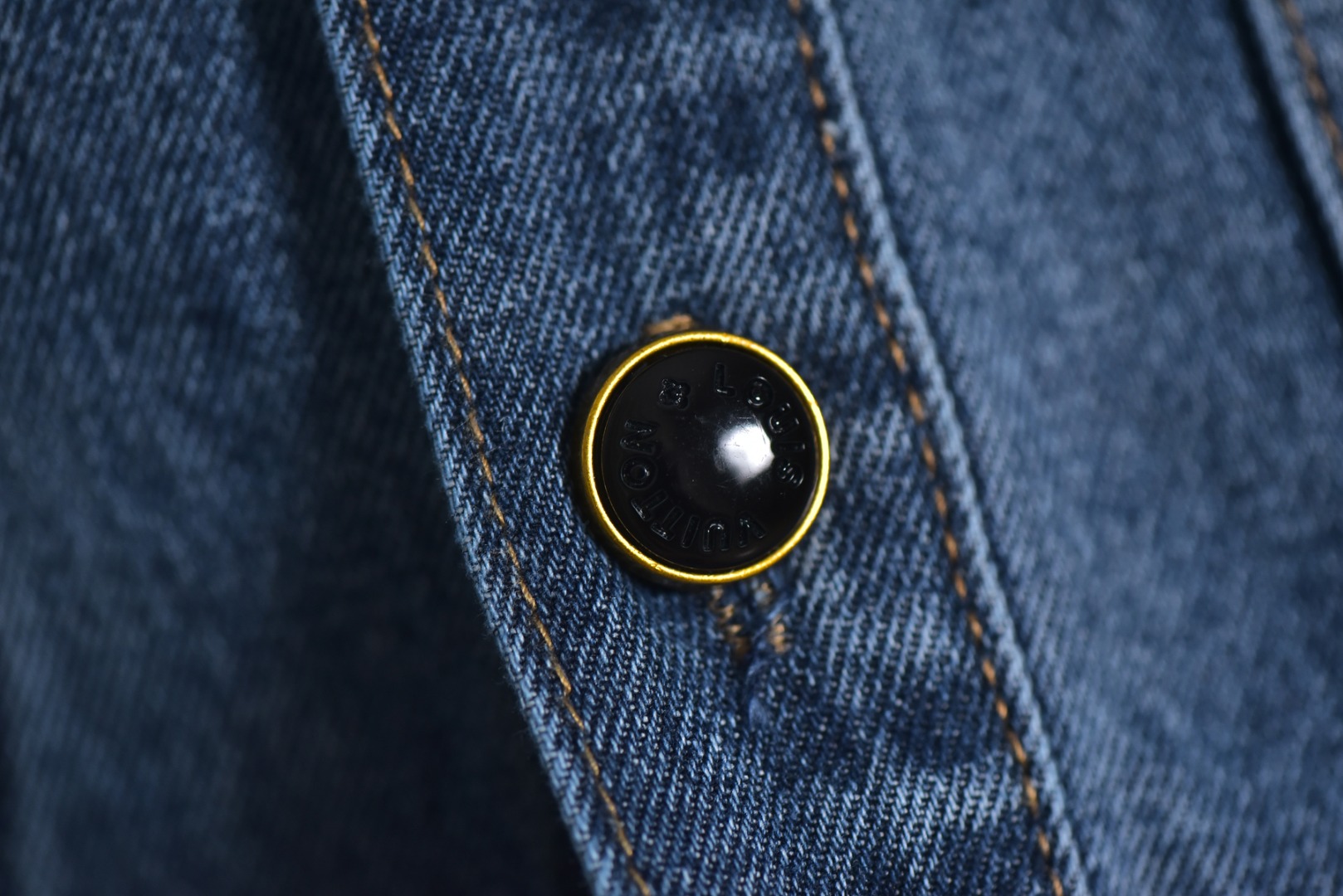 图片[3]-#1v 25Fw 彩拨分色老花牛仔外套 选用430克高密牛仔布料，确保了挺括感和耐用性，面料经过专业洗水处理​，使其在保持牛仔经典质感的同时，获得了柔软透气的舒适体验，避免了传统牛仔面料初期的生硬感。这种洗水工艺类似于高端牛仔品牌常用的石洗或酵素洗技术，通过物理或生物方法使面料变得柔和并呈现独特的色彩效果，采用订制黑珍珠扣，提升了细节的精致度。激光切割的皮标标识清晰且耐磨，印花工艺运用彩拔印花技术，使图案色彩饱满、牢固度高，不易褪色，增强了产品的时尚感和耐久性，男女同款的剪裁，线条流畅，兼顾了休闲与时尚感，符合现代服装的无性别趋势，适合多种身形穿搭 尺码：46 48 50 52-选品中心