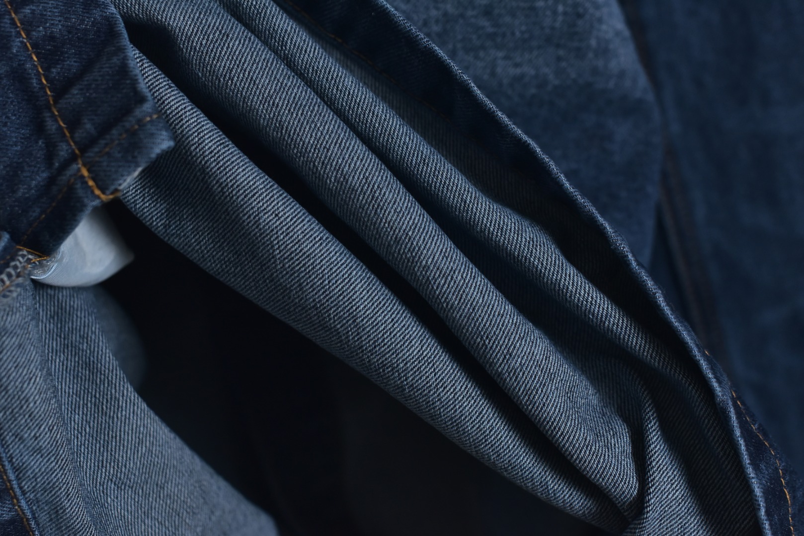 图片[9]-#1v 25Fw 彩拨分色老花牛仔外套 选用430克高密牛仔布料，确保了挺括感和耐用性，面料经过专业洗水处理​，使其在保持牛仔经典质感的同时，获得了柔软透气的舒适体验，避免了传统牛仔面料初期的生硬感。这种洗水工艺类似于高端牛仔品牌常用的石洗或酵素洗技术，通过物理或生物方法使面料变得柔和并呈现独特的色彩效果，采用订制黑珍珠扣，提升了细节的精致度。激光切割的皮标标识清晰且耐磨，印花工艺运用彩拔印花技术，使图案色彩饱满、牢固度高，不易褪色，增强了产品的时尚感和耐久性，男女同款的剪裁，线条流畅，兼顾了休闲与时尚感，符合现代服装的无性别趋势，适合多种身形穿搭 尺码：46 48 50 52-选品中心