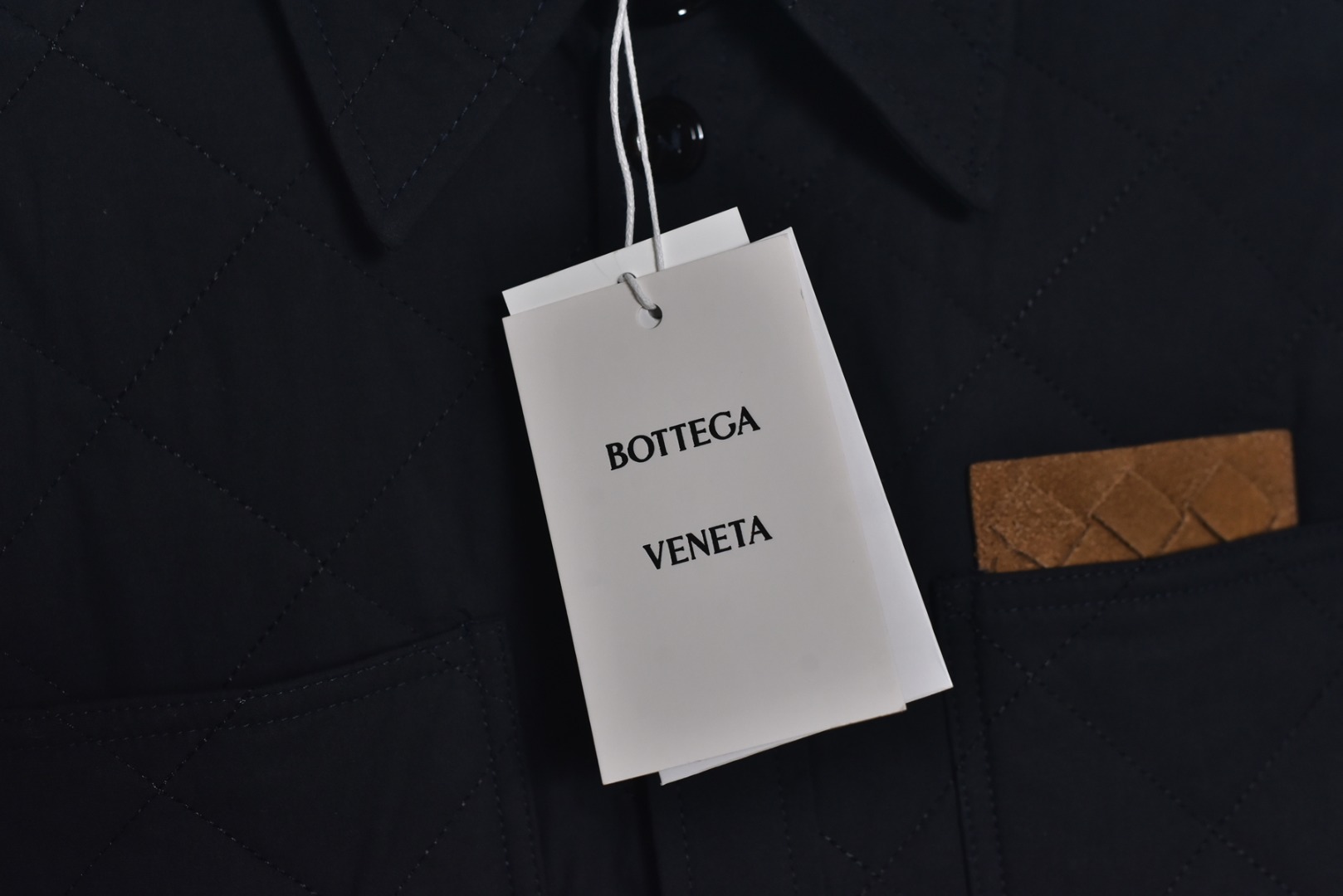 图片[4]-#BV 25Fw 口袋皮标菱格绗线棉服外套 定织全澳漂白精梳棉，在纺纱前，经过精梳工序来剔除短绒纤维与杂质，只保留最长的优质棉纤维，这使得最终织成的面料纹理极度清晰、表面光洁平滑，且具备抗起球性与耐久度，采用精准控制的漂白工艺，并非追求刺眼的亮白，而是达成一种温润、纯粹的中性本白色调，凸显其立体感与高级质感，面料表面的菱形格纹通过极为复杂的多层绗缝工艺实现，它将表层澳棉面料、中间层保暖填充物与内里三层复合，菱形格纹都要求精准的对位与缝线，缝线针距均匀密实，在塑造经典“绗缝”外观的同时，确保了填充物固定不移位，从而形成一个个微型的气室结构，在轻盈无重感的穿着体验中，实现出色的锁温效果，胸前口袋处定制真皮皮革，这款皮革经过特殊鞣制与处理，呈现出细腻柔韧的触感和自然的光泽，每一颗纽扣均采用天然牛角经全手工打磨而成，牛角材质的独特之处在于其温润的质感、不规则的天然纹理与半通透的色泽，定制辅料三标，男女同款 尺码：46 48 50-选品中心