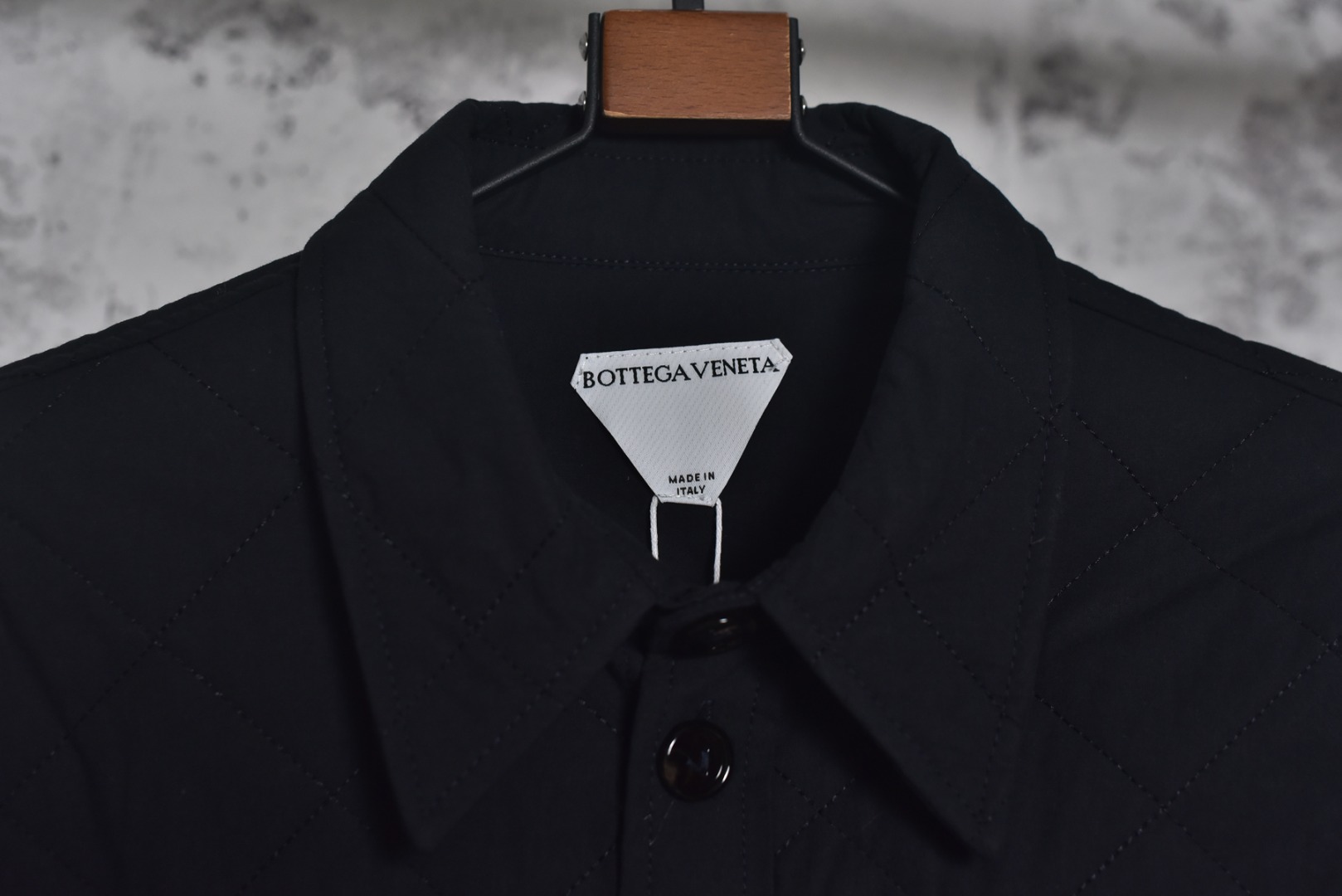 图片[5]-#BV 25Fw 口袋皮标菱格绗线棉服外套 定织全澳漂白精梳棉，在纺纱前，经过精梳工序来剔除短绒纤维与杂质，只保留最长的优质棉纤维，这使得最终织成的面料纹理极度清晰、表面光洁平滑，且具备抗起球性与耐久度，采用精准控制的漂白工艺，并非追求刺眼的亮白，而是达成一种温润、纯粹的中性本白色调，凸显其立体感与高级质感，面料表面的菱形格纹通过极为复杂的多层绗缝工艺实现，它将表层澳棉面料、中间层保暖填充物与内里三层复合，菱形格纹都要求精准的对位与缝线，缝线针距均匀密实，在塑造经典“绗缝”外观的同时，确保了填充物固定不移位，从而形成一个个微型的气室结构，在轻盈无重感的穿着体验中，实现出色的锁温效果，胸前口袋处定制真皮皮革，这款皮革经过特殊鞣制与处理，呈现出细腻柔韧的触感和自然的光泽，每一颗纽扣均采用天然牛角经全手工打磨而成，牛角材质的独特之处在于其温润的质感、不规则的天然纹理与半通透的色泽，定制辅料三标，男女同款 尺码：46 48 50-选品中心