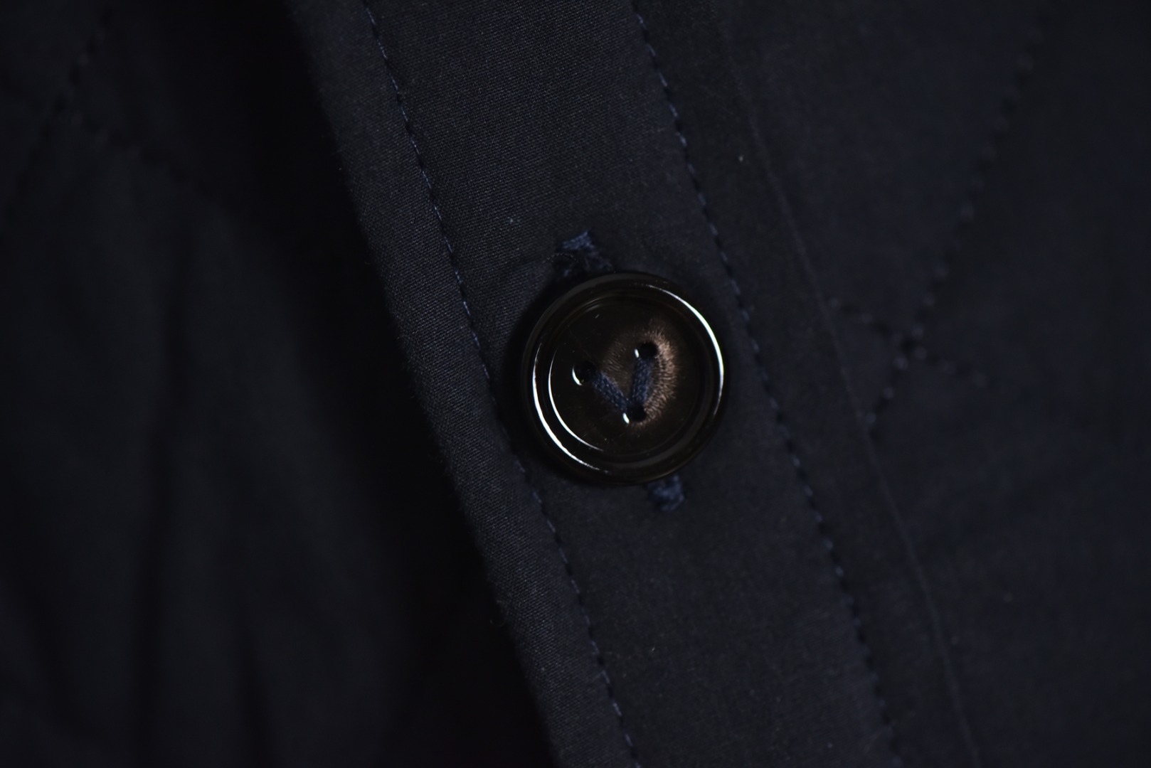 图片[3]-#BV 25Fw 口袋皮标菱格绗线棉服外套 定织全澳漂白精梳棉，在纺纱前，经过精梳工序来剔除短绒纤维与杂质，只保留最长的优质棉纤维，这使得最终织成的面料纹理极度清晰、表面光洁平滑，且具备抗起球性与耐久度，采用精准控制的漂白工艺，并非追求刺眼的亮白，而是达成一种温润、纯粹的中性本白色调，凸显其立体感与高级质感，面料表面的菱形格纹通过极为复杂的多层绗缝工艺实现，它将表层澳棉面料、中间层保暖填充物与内里三层复合，菱形格纹都要求精准的对位与缝线，缝线针距均匀密实，在塑造经典“绗缝”外观的同时，确保了填充物固定不移位，从而形成一个个微型的气室结构，在轻盈无重感的穿着体验中，实现出色的锁温效果，胸前口袋处定制真皮皮革，这款皮革经过特殊鞣制与处理，呈现出细腻柔韧的触感和自然的光泽，每一颗纽扣均采用天然牛角经全手工打磨而成，牛角材质的独特之处在于其温润的质感、不规则的天然纹理与半通透的色泽，定制辅料三标，男女同款 尺码：46 48 50-选品中心