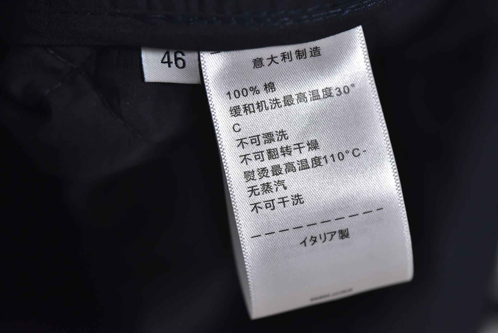 图片[7]-#BV 25Fw 口袋皮标菱格绗线棉服外套 定织全澳漂白精梳棉，在纺纱前，经过精梳工序来剔除短绒纤维与杂质，只保留最长的优质棉纤维，这使得最终织成的面料纹理极度清晰、表面光洁平滑，且具备抗起球性与耐久度，采用精准控制的漂白工艺，并非追求刺眼的亮白，而是达成一种温润、纯粹的中性本白色调，凸显其立体感与高级质感，面料表面的菱形格纹通过极为复杂的多层绗缝工艺实现，它将表层澳棉面料、中间层保暖填充物与内里三层复合，菱形格纹都要求精准的对位与缝线，缝线针距均匀密实，在塑造经典“绗缝”外观的同时，确保了填充物固定不移位，从而形成一个个微型的气室结构，在轻盈无重感的穿着体验中，实现出色的锁温效果，胸前口袋处定制真皮皮革，这款皮革经过特殊鞣制与处理，呈现出细腻柔韧的触感和自然的光泽，每一颗纽扣均采用天然牛角经全手工打磨而成，牛角材质的独特之处在于其温润的质感、不规则的天然纹理与半通透的色泽，定制辅料三标，男女同款 尺码：46 48 50-选品中心