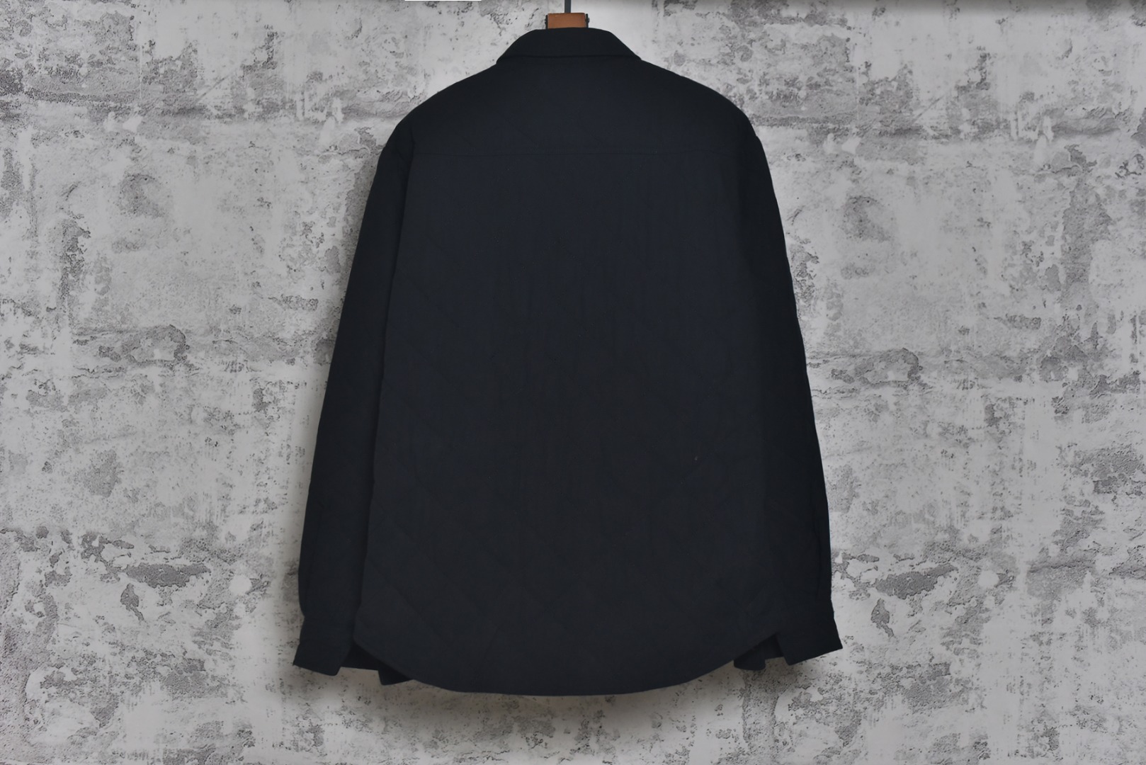 图片[2]-#BV 25Fw 口袋皮标菱格绗线棉服外套 定织全澳漂白精梳棉，在纺纱前，经过精梳工序来剔除短绒纤维与杂质，只保留最长的优质棉纤维，这使得最终织成的面料纹理极度清晰、表面光洁平滑，且具备抗起球性与耐久度，采用精准控制的漂白工艺，并非追求刺眼的亮白，而是达成一种温润、纯粹的中性本白色调，凸显其立体感与高级质感，面料表面的菱形格纹通过极为复杂的多层绗缝工艺实现，它将表层澳棉面料、中间层保暖填充物与内里三层复合，菱形格纹都要求精准的对位与缝线，缝线针距均匀密实，在塑造经典“绗缝”外观的同时，确保了填充物固定不移位，从而形成一个个微型的气室结构，在轻盈无重感的穿着体验中，实现出色的锁温效果，胸前口袋处定制真皮皮革，这款皮革经过特殊鞣制与处理，呈现出细腻柔韧的触感和自然的光泽，每一颗纽扣均采用天然牛角经全手工打磨而成，牛角材质的独特之处在于其温润的质感、不规则的天然纹理与半通透的色泽，定制辅料三标，男女同款 尺码：46 48 50-选品中心