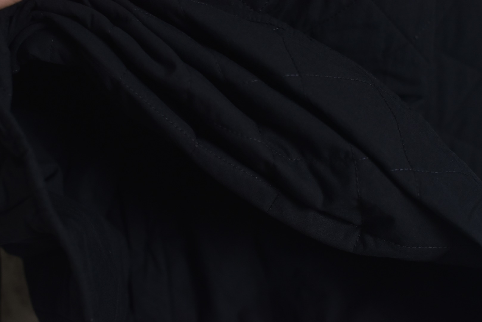 图片[9]-#BV 25Fw 口袋皮标菱格绗线棉服外套 定织全澳漂白精梳棉，在纺纱前，经过精梳工序来剔除短绒纤维与杂质，只保留最长的优质棉纤维，这使得最终织成的面料纹理极度清晰、表面光洁平滑，且具备抗起球性与耐久度，采用精准控制的漂白工艺，并非追求刺眼的亮白，而是达成一种温润、纯粹的中性本白色调，凸显其立体感与高级质感，面料表面的菱形格纹通过极为复杂的多层绗缝工艺实现，它将表层澳棉面料、中间层保暖填充物与内里三层复合，菱形格纹都要求精准的对位与缝线，缝线针距均匀密实，在塑造经典“绗缝”外观的同时，确保了填充物固定不移位，从而形成一个个微型的气室结构，在轻盈无重感的穿着体验中，实现出色的锁温效果，胸前口袋处定制真皮皮革，这款皮革经过特殊鞣制与处理，呈现出细腻柔韧的触感和自然的光泽，每一颗纽扣均采用天然牛角经全手工打磨而成，牛角材质的独特之处在于其温润的质感、不规则的天然纹理与半通透的色泽，定制辅料三标，男女同款 尺码：46 48 50-选品中心