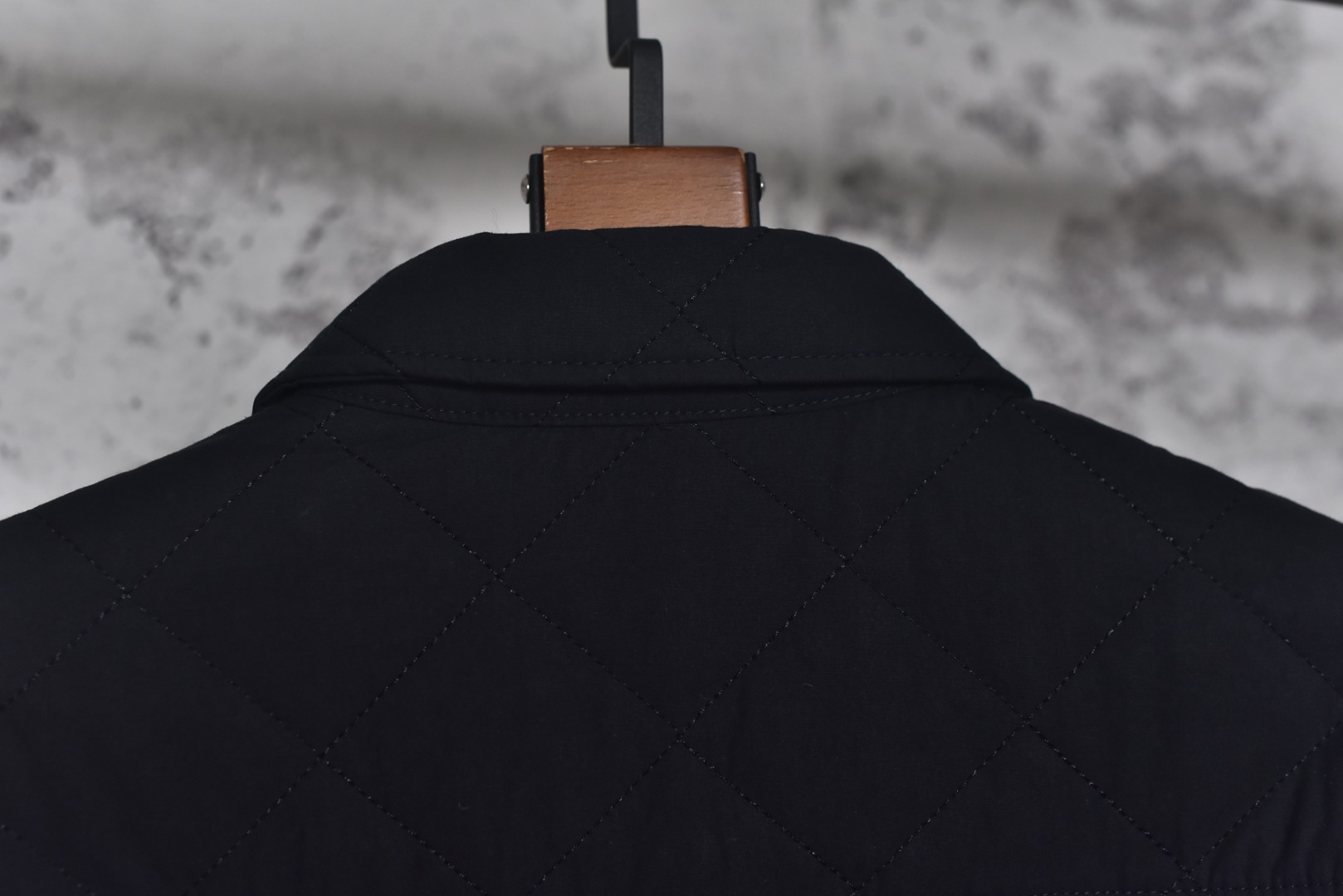 图片[8]-#BV 25Fw 口袋皮标菱格绗线棉服外套 定织全澳漂白精梳棉，在纺纱前，经过精梳工序来剔除短绒纤维与杂质，只保留最长的优质棉纤维，这使得最终织成的面料纹理极度清晰、表面光洁平滑，且具备抗起球性与耐久度，采用精准控制的漂白工艺，并非追求刺眼的亮白，而是达成一种温润、纯粹的中性本白色调，凸显其立体感与高级质感，面料表面的菱形格纹通过极为复杂的多层绗缝工艺实现，它将表层澳棉面料、中间层保暖填充物与内里三层复合，菱形格纹都要求精准的对位与缝线，缝线针距均匀密实，在塑造经典“绗缝”外观的同时，确保了填充物固定不移位，从而形成一个个微型的气室结构，在轻盈无重感的穿着体验中，实现出色的锁温效果，胸前口袋处定制真皮皮革，这款皮革经过特殊鞣制与处理，呈现出细腻柔韧的触感和自然的光泽，每一颗纽扣均采用天然牛角经全手工打磨而成，牛角材质的独特之处在于其温润的质感、不规则的天然纹理与半通透的色泽，定制辅料三标，男女同款 尺码：46 48 50-选品中心