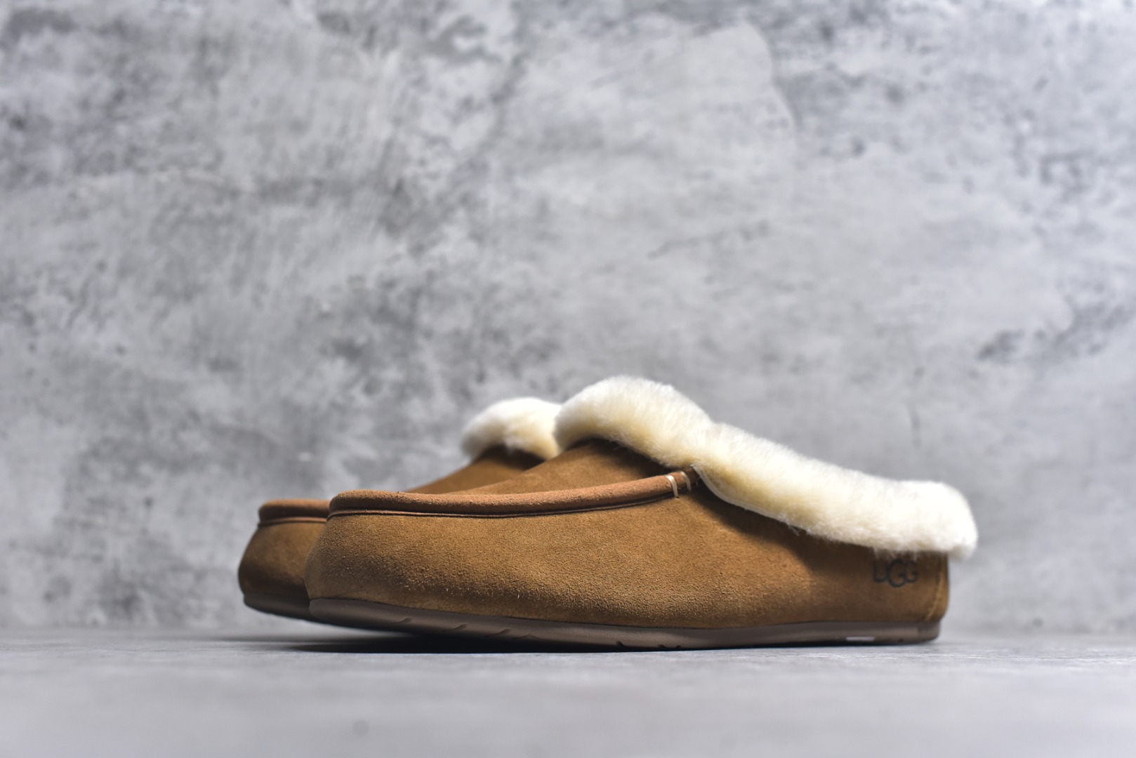 图片[2]-#X1 全网最齐 ugg 130个配色 市面顶级版本 UGG 25款 安斯利一脚蹬懒人鞋系列 可可粉 广州外贸大厂生产 鞋头到鞋垫真羊皮毛一体 独立外盒包装 芯片 带防水工艺 区别市面任何版本 独立原版开发大底 羊绒鞋垫 冬季保暖外出 家居都是很适合的选择 近年uug推出款式系列 局部偏向年轻消费者喜好 也走到时尚潮流穿搭的前沿 鞋身材质 防泼水涂层翻毛皮鞋面 17毫米UGGPURE™植入式羊毛内底 轻便防滑舒适橡胶外底 带有品牌LOGO商标 带全套包装 尺码： 35 36 37 38 39 40-选品中心