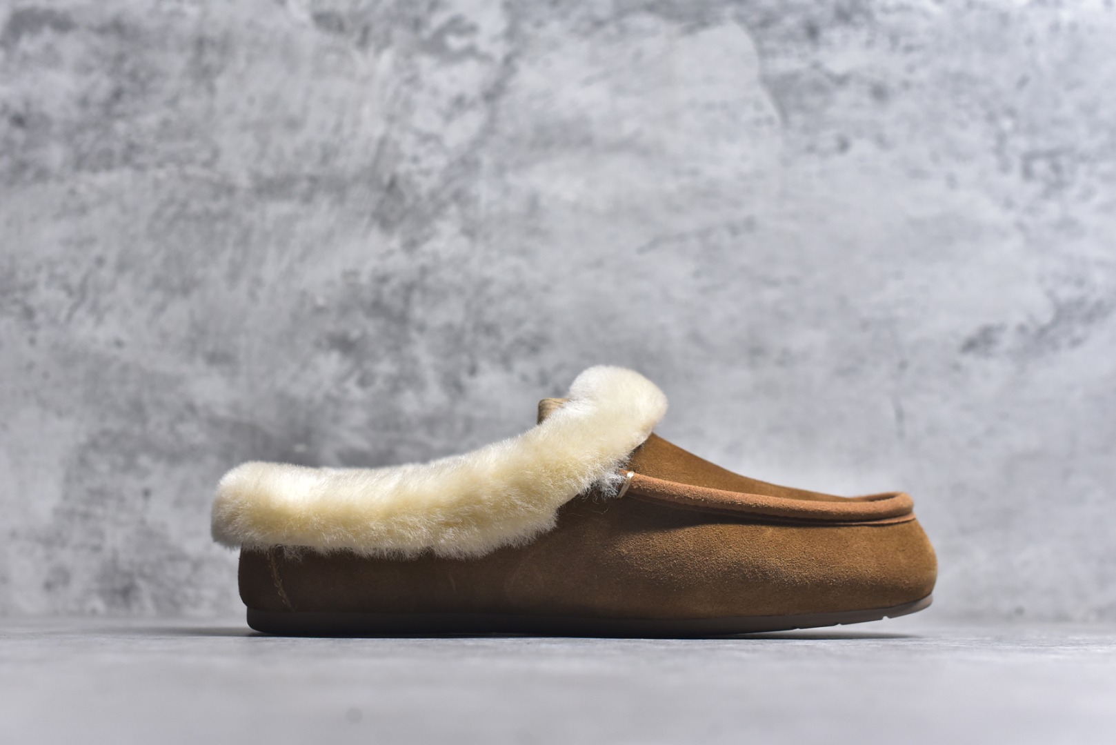 图片[3]-#X1 全网最齐 ugg 130个配色 市面顶级版本 UGG 25款 安斯利一脚蹬懒人鞋系列 可可粉 广州外贸大厂生产 鞋头到鞋垫真羊皮毛一体 独立外盒包装 芯片 带防水工艺 区别市面任何版本 独立原版开发大底 羊绒鞋垫 冬季保暖外出 家居都是很适合的选择 近年uug推出款式系列 局部偏向年轻消费者喜好 也走到时尚潮流穿搭的前沿 鞋身材质 防泼水涂层翻毛皮鞋面 17毫米UGGPURE™植入式羊毛内底 轻便防滑舒适橡胶外底 带有品牌LOGO商标 带全套包装 尺码： 35 36 37 38 39 40-选品中心