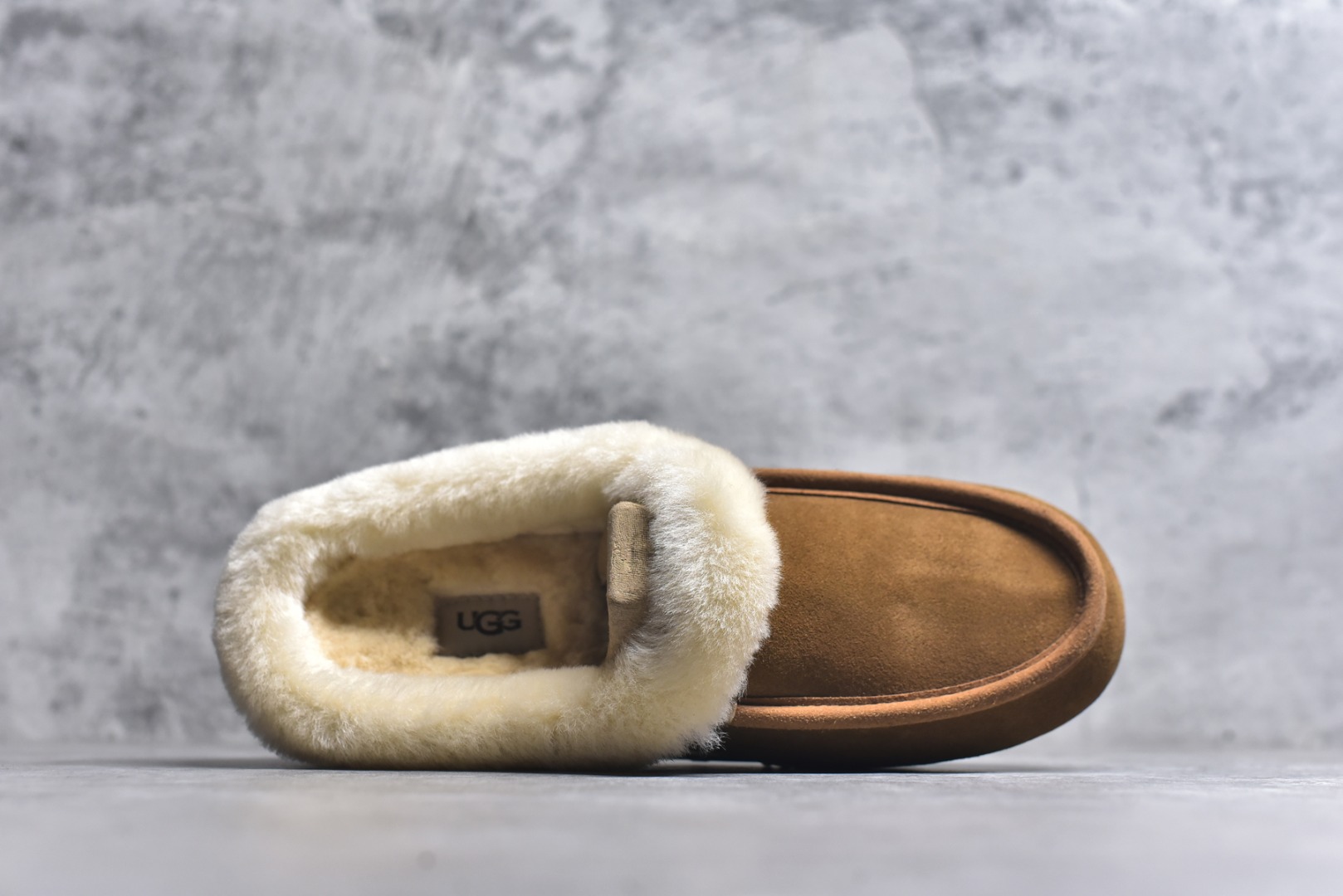 图片[4]-#X1 全网最齐 ugg 130个配色 市面顶级版本 UGG 25款 安斯利一脚蹬懒人鞋系列 可可粉 广州外贸大厂生产 鞋头到鞋垫真羊皮毛一体 独立外盒包装 芯片 带防水工艺 区别市面任何版本 独立原版开发大底 羊绒鞋垫 冬季保暖外出 家居都是很适合的选择 近年uug推出款式系列 局部偏向年轻消费者喜好 也走到时尚潮流穿搭的前沿 鞋身材质 防泼水涂层翻毛皮鞋面 17毫米UGGPURE™植入式羊毛内底 轻便防滑舒适橡胶外底 带有品牌LOGO商标 带全套包装 尺码： 35 36 37 38 39 40-选品中心