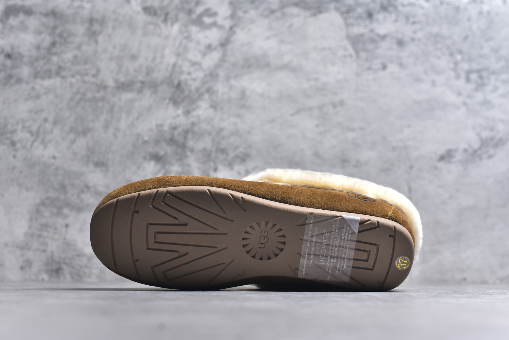 图片[6]-#X1 全网最齐 ugg 130个配色 市面顶级版本 UGG 25款 安斯利一脚蹬懒人鞋系列 可可粉 广州外贸大厂生产 鞋头到鞋垫真羊皮毛一体 独立外盒包装 芯片 带防水工艺 区别市面任何版本 独立原版开发大底 羊绒鞋垫 冬季保暖外出 家居都是很适合的选择 近年uug推出款式系列 局部偏向年轻消费者喜好 也走到时尚潮流穿搭的前沿 鞋身材质 防泼水涂层翻毛皮鞋面 17毫米UGGPURE™植入式羊毛内底 轻便防滑舒适橡胶外底 带有品牌LOGO商标 带全套包装 尺码： 35 36 37 38 39 40-选品中心