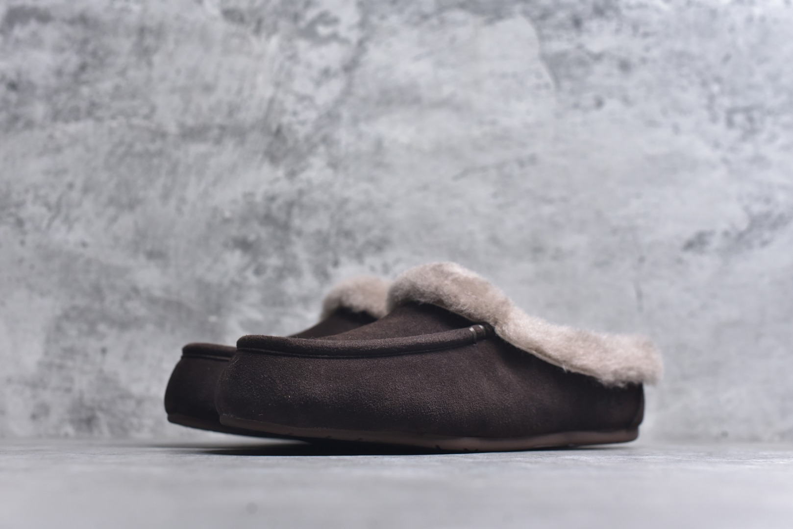 图片[2]-#X1 全网最齐 ugg 130个配色 市面顶级版本 UGG 25款 安斯利一脚蹬懒人鞋系列 可可粉 广州外贸大厂生产 鞋头到鞋垫真羊皮毛一体 独立外盒包装 芯片 带防水工艺 区别市面任何版本 独立原版开发大底 羊绒鞋垫 冬季保暖外出 家居都是很适合的选择 近年uug推出款式系列 局部偏向年轻消费者喜好 也走到时尚潮流穿搭的前沿 鞋身材质 防泼水涂层翻毛皮鞋面 17毫米UGGPURE™植入式羊毛内底 轻便防滑舒适橡胶外底 带有品牌LOGO商标 带全套包装 尺码： 35 36 37 38 39 40-选品中心