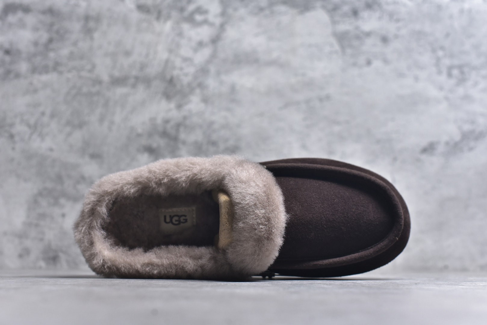 图片[4]-#X1 全网最齐 ugg 130个配色 市面顶级版本 UGG 25款 安斯利一脚蹬懒人鞋系列 可可粉 广州外贸大厂生产 鞋头到鞋垫真羊皮毛一体 独立外盒包装 芯片 带防水工艺 区别市面任何版本 独立原版开发大底 羊绒鞋垫 冬季保暖外出 家居都是很适合的选择 近年uug推出款式系列 局部偏向年轻消费者喜好 也走到时尚潮流穿搭的前沿 鞋身材质 防泼水涂层翻毛皮鞋面 17毫米UGGPURE™植入式羊毛内底 轻便防滑舒适橡胶外底 带有品牌LOGO商标 带全套包装 尺码： 35 36 37 38 39 40-选品中心