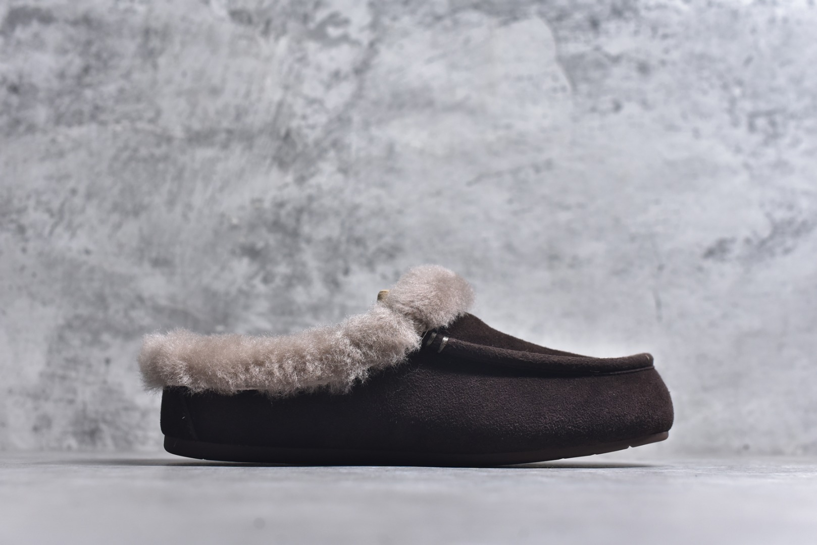 图片[3]-#X1 全网最齐 ugg 130个配色 市面顶级版本 UGG 25款 安斯利一脚蹬懒人鞋系列 可可粉 广州外贸大厂生产 鞋头到鞋垫真羊皮毛一体 独立外盒包装 芯片 带防水工艺 区别市面任何版本 独立原版开发大底 羊绒鞋垫 冬季保暖外出 家居都是很适合的选择 近年uug推出款式系列 局部偏向年轻消费者喜好 也走到时尚潮流穿搭的前沿 鞋身材质 防泼水涂层翻毛皮鞋面 17毫米UGGPURE™植入式羊毛内底 轻便防滑舒适橡胶外底 带有品牌LOGO商标 带全套包装 尺码： 35 36 37 38 39 40-选品中心