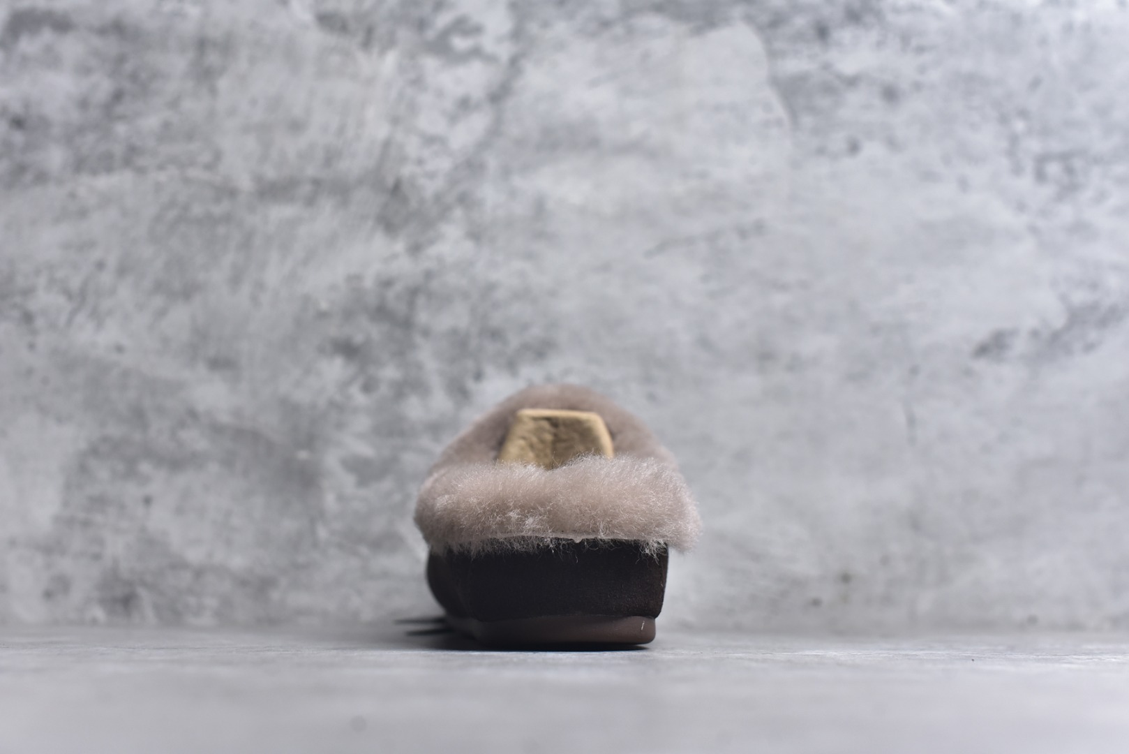 图片[5]-#X1 全网最齐 ugg 130个配色 市面顶级版本 UGG 25款 安斯利一脚蹬懒人鞋系列 可可粉 广州外贸大厂生产 鞋头到鞋垫真羊皮毛一体 独立外盒包装 芯片 带防水工艺 区别市面任何版本 独立原版开发大底 羊绒鞋垫 冬季保暖外出 家居都是很适合的选择 近年uug推出款式系列 局部偏向年轻消费者喜好 也走到时尚潮流穿搭的前沿 鞋身材质 防泼水涂层翻毛皮鞋面 17毫米UGGPURE™植入式羊毛内底 轻便防滑舒适橡胶外底 带有品牌LOGO商标 带全套包装 尺码： 35 36 37 38 39 40-选品中心