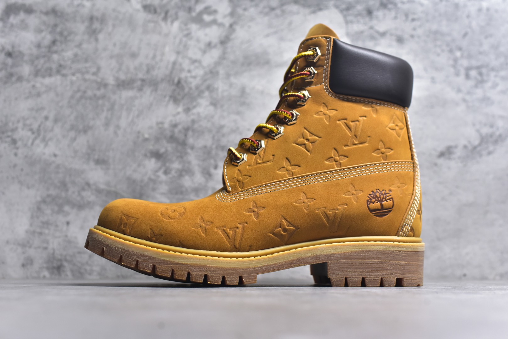 #Lv x Timberland Lv联名添柏岚大黄靴 顶奢流量品牌与时代经典的结合之作 巴黎时装首秀w 菲董亲自曝光 国内大咖 王鹤棣 王嘉尔 林俊杰 周杰伦早以上脚 LV x Timberland 鞋面取材Monogram老花压纹磨砂面牛皮革（原版鞋面不带防水效果，大货出货第一批也不带防水效果 后续第二批会增加防水工艺️）原生#踢不烂的品牌精湛工艺 重塑潮流高奢工装经典Timberland 6 英寸靴型，以美式工装格调瞩目亮相 Pharrell Williams 打造的 Monogram老花格调压纹工艺 属实24年潮流巅峰大作 全网正确版本首批出货️️ 过多细节描述 后续原版对比图一一展现。 尺码：男款 40-46 偏大一码-选品中心