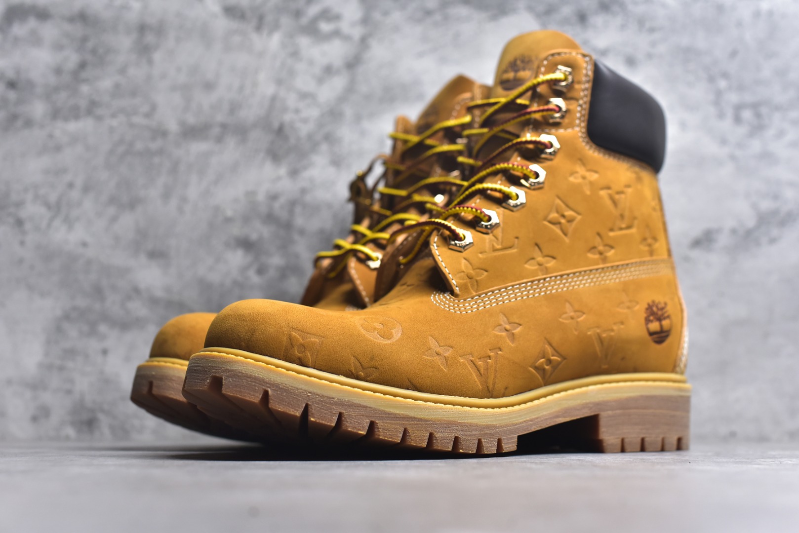 图片[2]-#Lv x Timberland Lv联名添柏岚大黄靴 顶奢流量品牌与时代经典的结合之作 巴黎时装首秀w 菲董亲自曝光 国内大咖 王鹤棣 王嘉尔 林俊杰 周杰伦早以上脚 LV x Timberland 鞋面取材Monogram老花压纹磨砂面牛皮革（原版鞋面不带防水效果，大货出货第一批也不带防水效果 后续第二批会增加防水工艺️）原生#踢不烂的品牌精湛工艺 重塑潮流高奢工装经典Timberland 6 英寸靴型，以美式工装格调瞩目亮相 Pharrell Williams 打造的 Monogram老花格调压纹工艺 属实24年潮流巅峰大作 全网正确版本首批出货️️ 过多细节描述 后续原版对比图一一展现。 尺码：男款 40-46 偏大一码-选品中心