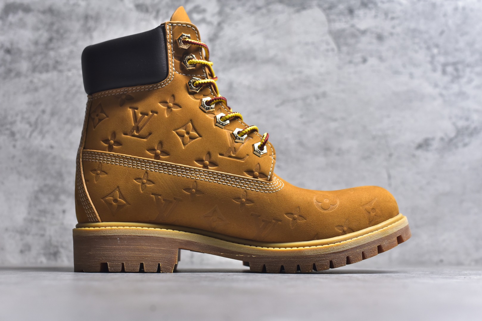 图片[3]-#Lv x Timberland Lv联名添柏岚大黄靴 顶奢流量品牌与时代经典的结合之作 巴黎时装首秀w 菲董亲自曝光 国内大咖 王鹤棣 王嘉尔 林俊杰 周杰伦早以上脚 LV x Timberland 鞋面取材Monogram老花压纹磨砂面牛皮革（原版鞋面不带防水效果，大货出货第一批也不带防水效果 后续第二批会增加防水工艺️）原生#踢不烂的品牌精湛工艺 重塑潮流高奢工装经典Timberland 6 英寸靴型，以美式工装格调瞩目亮相 Pharrell Williams 打造的 Monogram老花格调压纹工艺 属实24年潮流巅峰大作 全网正确版本首批出货️️ 过多细节描述 后续原版对比图一一展现。 尺码：男款 40-46 偏大一码-选品中心
