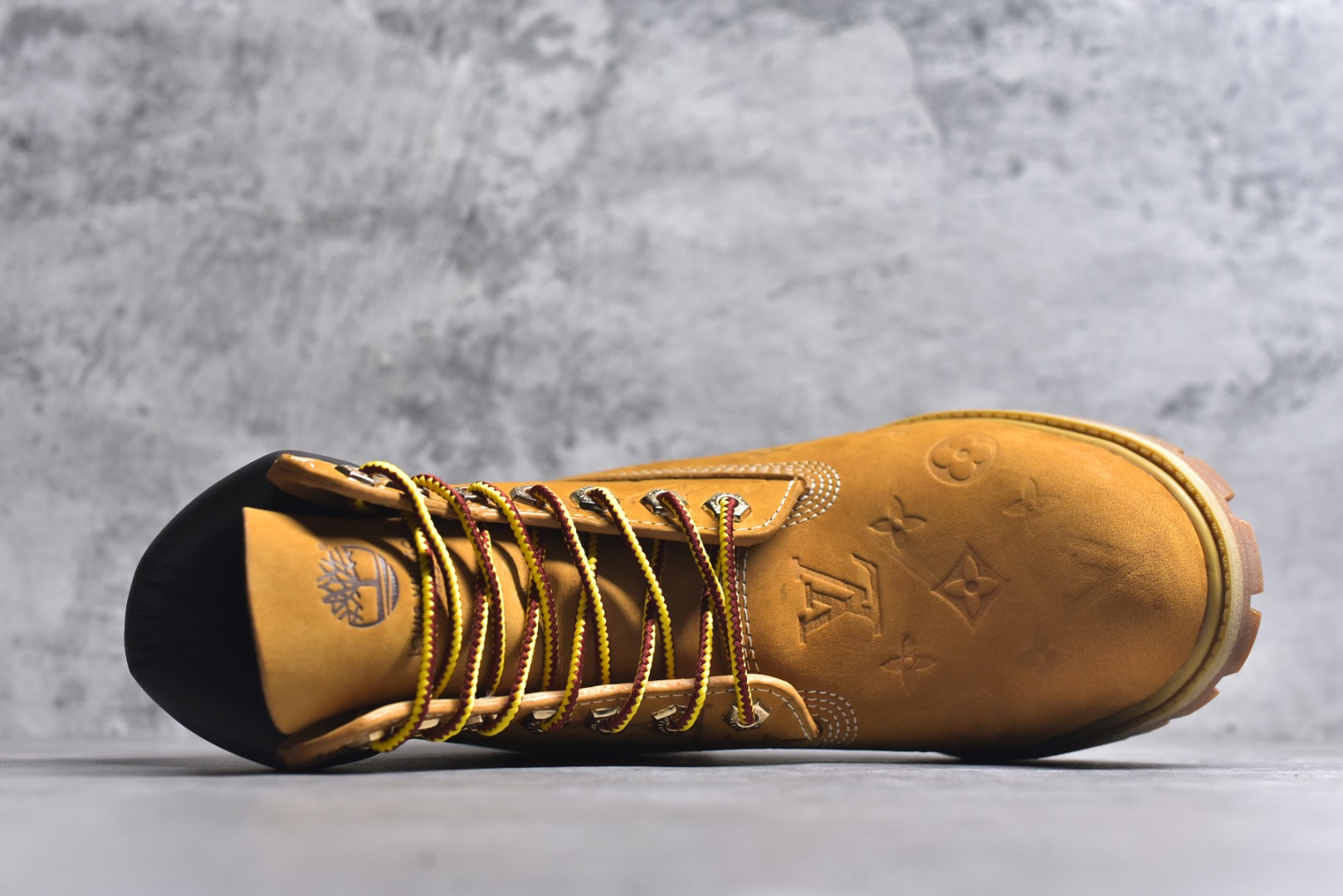 图片[4]-#Lv x Timberland Lv联名添柏岚大黄靴 顶奢流量品牌与时代经典的结合之作 巴黎时装首秀w 菲董亲自曝光 国内大咖 王鹤棣 王嘉尔 林俊杰 周杰伦早以上脚 LV x Timberland 鞋面取材Monogram老花压纹磨砂面牛皮革（原版鞋面不带防水效果，大货出货第一批也不带防水效果 后续第二批会增加防水工艺️）原生#踢不烂的品牌精湛工艺 重塑潮流高奢工装经典Timberland 6 英寸靴型，以美式工装格调瞩目亮相 Pharrell Williams 打造的 Monogram老花格调压纹工艺 属实24年潮流巅峰大作 全网正确版本首批出货️️ 过多细节描述 后续原版对比图一一展现。 尺码：男款 40-46 偏大一码-选品中心