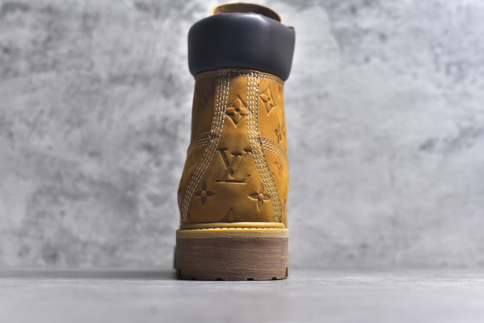 图片[5]-#Lv x Timberland Lv联名添柏岚大黄靴 顶奢流量品牌与时代经典的结合之作 巴黎时装首秀w 菲董亲自曝光 国内大咖 王鹤棣 王嘉尔 林俊杰 周杰伦早以上脚 LV x Timberland 鞋面取材Monogram老花压纹磨砂面牛皮革（原版鞋面不带防水效果，大货出货第一批也不带防水效果 后续第二批会增加防水工艺️）原生#踢不烂的品牌精湛工艺 重塑潮流高奢工装经典Timberland 6 英寸靴型，以美式工装格调瞩目亮相 Pharrell Williams 打造的 Monogram老花格调压纹工艺 属实24年潮流巅峰大作 全网正确版本首批出货️️ 过多细节描述 后续原版对比图一一展现。 尺码：男款 40-46 偏大一码-选品中心