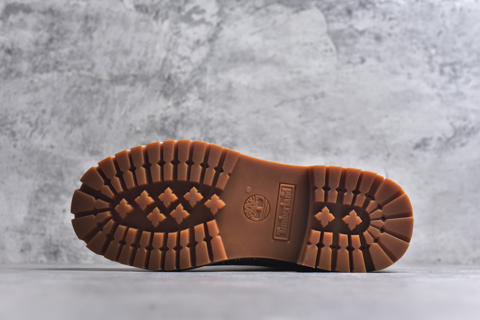 图片[6]-#Lv x Timberland Lv联名添柏岚大黄靴 顶奢流量品牌与时代经典的结合之作 巴黎时装首秀w 菲董亲自曝光 国内大咖 王鹤棣 王嘉尔 林俊杰 周杰伦早以上脚 LV x Timberland 鞋面取材Monogram老花压纹磨砂面牛皮革（原版鞋面不带防水效果，大货出货第一批也不带防水效果 后续第二批会增加防水工艺️）原生#踢不烂的品牌精湛工艺 重塑潮流高奢工装经典Timberland 6 英寸靴型，以美式工装格调瞩目亮相 Pharrell Williams 打造的 Monogram老花格调压纹工艺 属实24年潮流巅峰大作 全网正确版本首批出货️️ 过多细节描述 后续原版对比图一一展现。 尺码：男款 40-46 偏大一码-选品中心