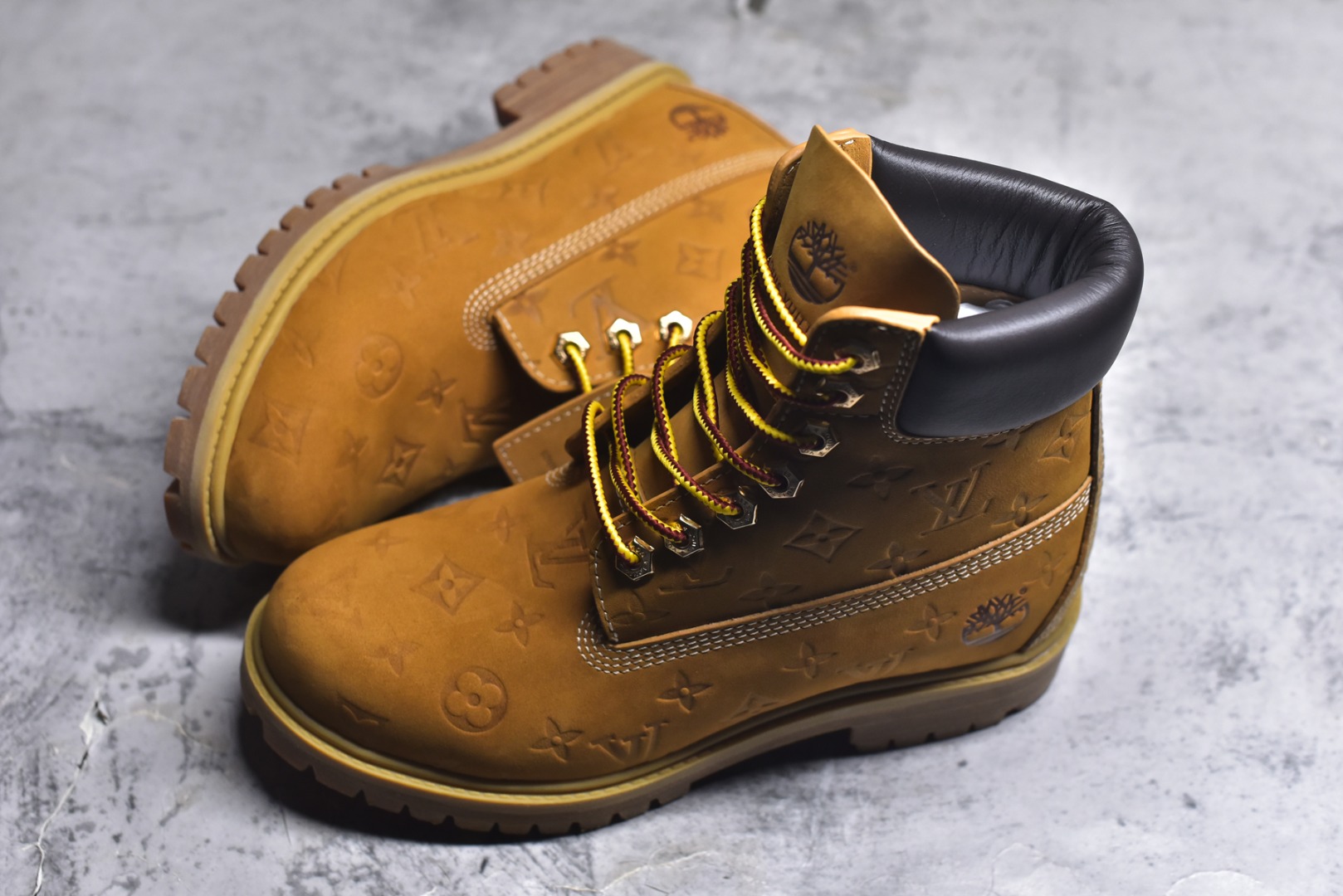 图片[7]-#Lv x Timberland Lv联名添柏岚大黄靴 顶奢流量品牌与时代经典的结合之作 巴黎时装首秀w 菲董亲自曝光 国内大咖 王鹤棣 王嘉尔 林俊杰 周杰伦早以上脚 LV x Timberland 鞋面取材Monogram老花压纹磨砂面牛皮革（原版鞋面不带防水效果，大货出货第一批也不带防水效果 后续第二批会增加防水工艺️）原生#踢不烂的品牌精湛工艺 重塑潮流高奢工装经典Timberland 6 英寸靴型，以美式工装格调瞩目亮相 Pharrell Williams 打造的 Monogram老花格调压纹工艺 属实24年潮流巅峰大作 全网正确版本首批出货️️ 过多细节描述 后续原版对比图一一展现。 尺码：男款 40-46 偏大一码-选品中心