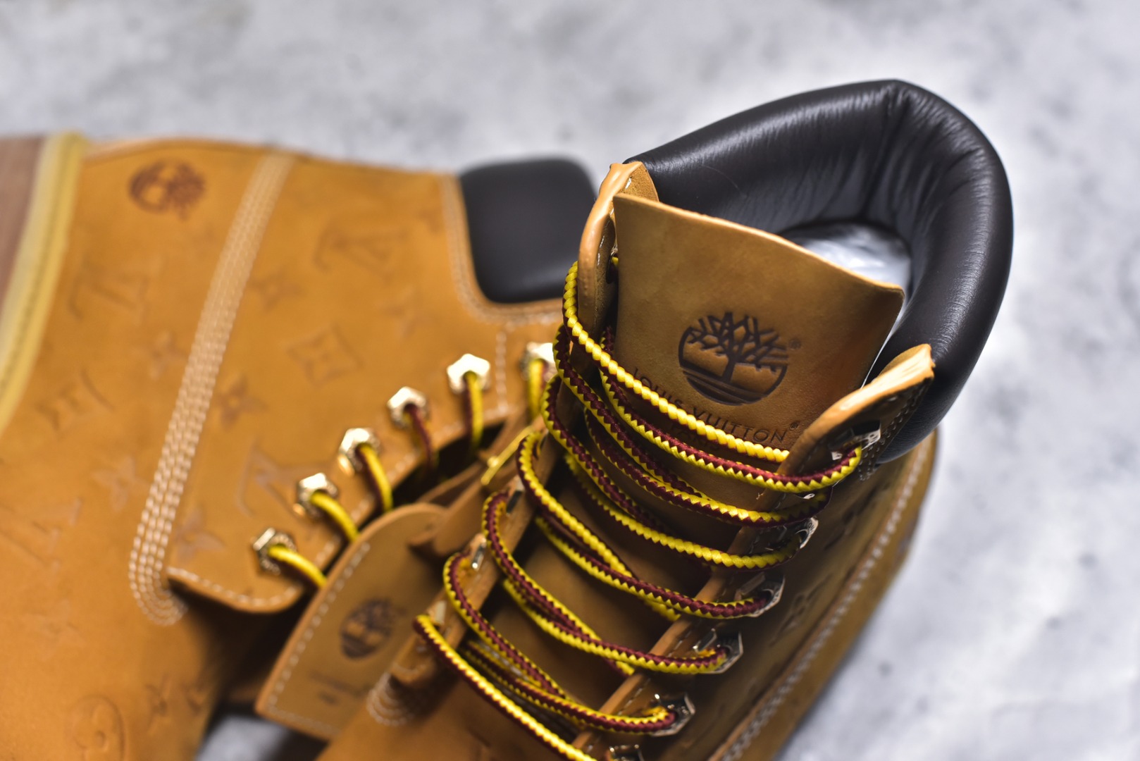 图片[9]-#Lv x Timberland Lv联名添柏岚大黄靴 顶奢流量品牌与时代经典的结合之作 巴黎时装首秀w 菲董亲自曝光 国内大咖 王鹤棣 王嘉尔 林俊杰 周杰伦早以上脚 LV x Timberland 鞋面取材Monogram老花压纹磨砂面牛皮革（原版鞋面不带防水效果，大货出货第一批也不带防水效果 后续第二批会增加防水工艺️）原生#踢不烂的品牌精湛工艺 重塑潮流高奢工装经典Timberland 6 英寸靴型，以美式工装格调瞩目亮相 Pharrell Williams 打造的 Monogram老花格调压纹工艺 属实24年潮流巅峰大作 全网正确版本首批出货️️ 过多细节描述 后续原版对比图一一展现。 尺码：男款 40-46 偏大一码-选品中心