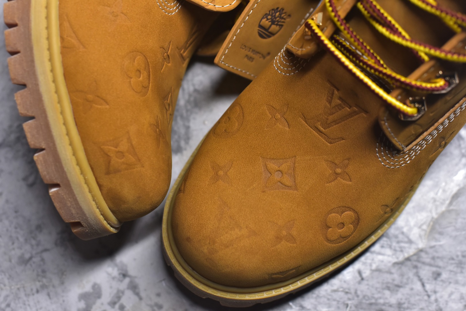 图片[8]-#Lv x Timberland Lv联名添柏岚大黄靴 顶奢流量品牌与时代经典的结合之作 巴黎时装首秀w 菲董亲自曝光 国内大咖 王鹤棣 王嘉尔 林俊杰 周杰伦早以上脚 LV x Timberland 鞋面取材Monogram老花压纹磨砂面牛皮革（原版鞋面不带防水效果，大货出货第一批也不带防水效果 后续第二批会增加防水工艺️）原生#踢不烂的品牌精湛工艺 重塑潮流高奢工装经典Timberland 6 英寸靴型，以美式工装格调瞩目亮相 Pharrell Williams 打造的 Monogram老花格调压纹工艺 属实24年潮流巅峰大作 全网正确版本首批出货️️ 过多细节描述 后续原版对比图一一展现。 尺码：男款 40-46 偏大一码-选品中心