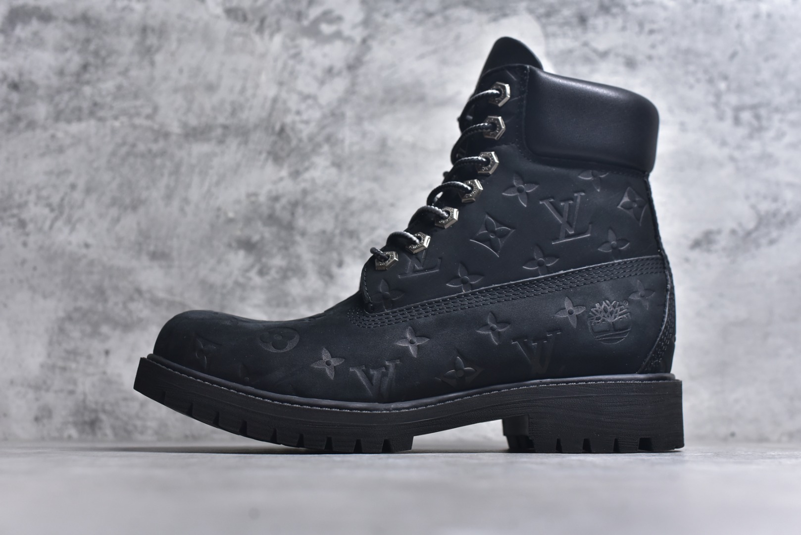 #Lv x Timberland Lv联名添柏岚大黄靴 顶奢流量品牌与时代经典的结合之作 巴黎时装首秀w 菲董亲自曝光 国内大咖 王鹤棣 王嘉尔 林俊杰 周杰伦早以上脚 LV x Timberland 鞋面取材Monogram老花压纹磨砂面牛皮革（原版鞋面不带防水效果，大货出货第一批也不带防水效果 后续第二批会增加防水工艺️）原生#踢不烂的品牌精湛工艺 重塑潮流高奢工装经典Timberland 6 英寸靴型，以美式工装格调瞩目亮相 Pharrell Williams 打造的 Monogram老花格调压纹工艺 属实24年潮流巅峰大作 全网正确版本首批出货️️ 过多细节描述 后续原版对比图一一展现。 尺码：男款 40-46 偏大一码-选品中心