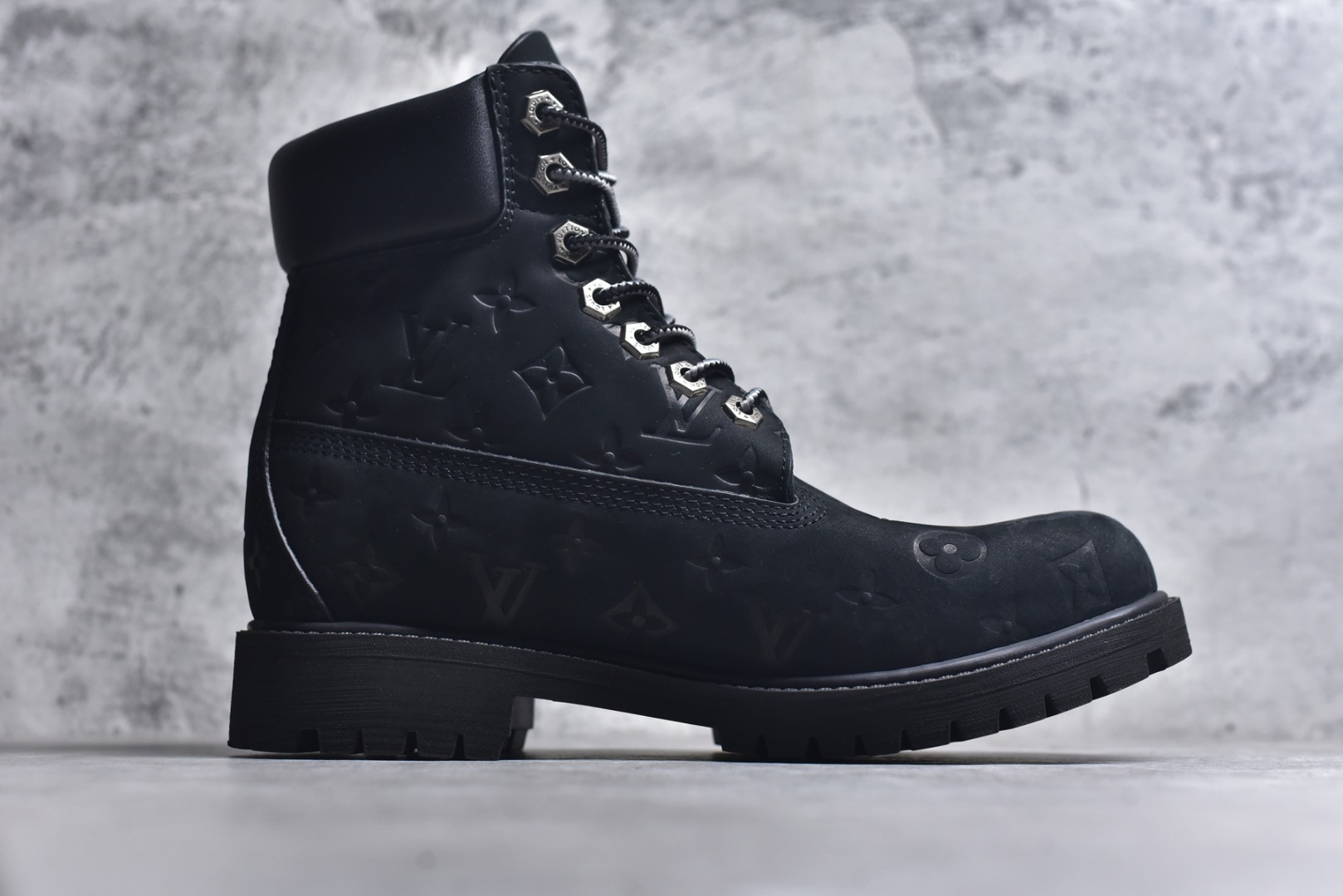 图片[3]-#Lv x Timberland Lv联名添柏岚大黄靴 顶奢流量品牌与时代经典的结合之作 巴黎时装首秀w 菲董亲自曝光 国内大咖 王鹤棣 王嘉尔 林俊杰 周杰伦早以上脚 LV x Timberland 鞋面取材Monogram老花压纹磨砂面牛皮革（原版鞋面不带防水效果，大货出货第一批也不带防水效果 后续第二批会增加防水工艺️）原生#踢不烂的品牌精湛工艺 重塑潮流高奢工装经典Timberland 6 英寸靴型，以美式工装格调瞩目亮相 Pharrell Williams 打造的 Monogram老花格调压纹工艺 属实24年潮流巅峰大作 全网正确版本首批出货️️ 过多细节描述 后续原版对比图一一展现。 尺码：男款 40-46 偏大一码-选品中心