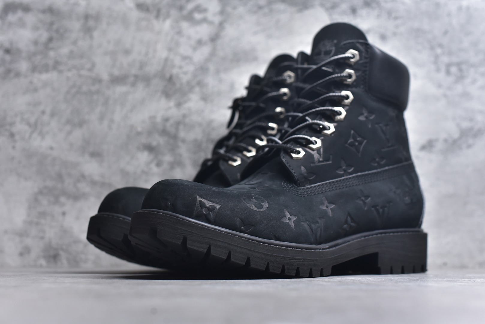 图片[2]-#Lv x Timberland Lv联名添柏岚大黄靴 顶奢流量品牌与时代经典的结合之作 巴黎时装首秀w 菲董亲自曝光 国内大咖 王鹤棣 王嘉尔 林俊杰 周杰伦早以上脚 LV x Timberland 鞋面取材Monogram老花压纹磨砂面牛皮革（原版鞋面不带防水效果，大货出货第一批也不带防水效果 后续第二批会增加防水工艺️）原生#踢不烂的品牌精湛工艺 重塑潮流高奢工装经典Timberland 6 英寸靴型，以美式工装格调瞩目亮相 Pharrell Williams 打造的 Monogram老花格调压纹工艺 属实24年潮流巅峰大作 全网正确版本首批出货️️ 过多细节描述 后续原版对比图一一展现。 尺码：男款 40-46 偏大一码-选品中心