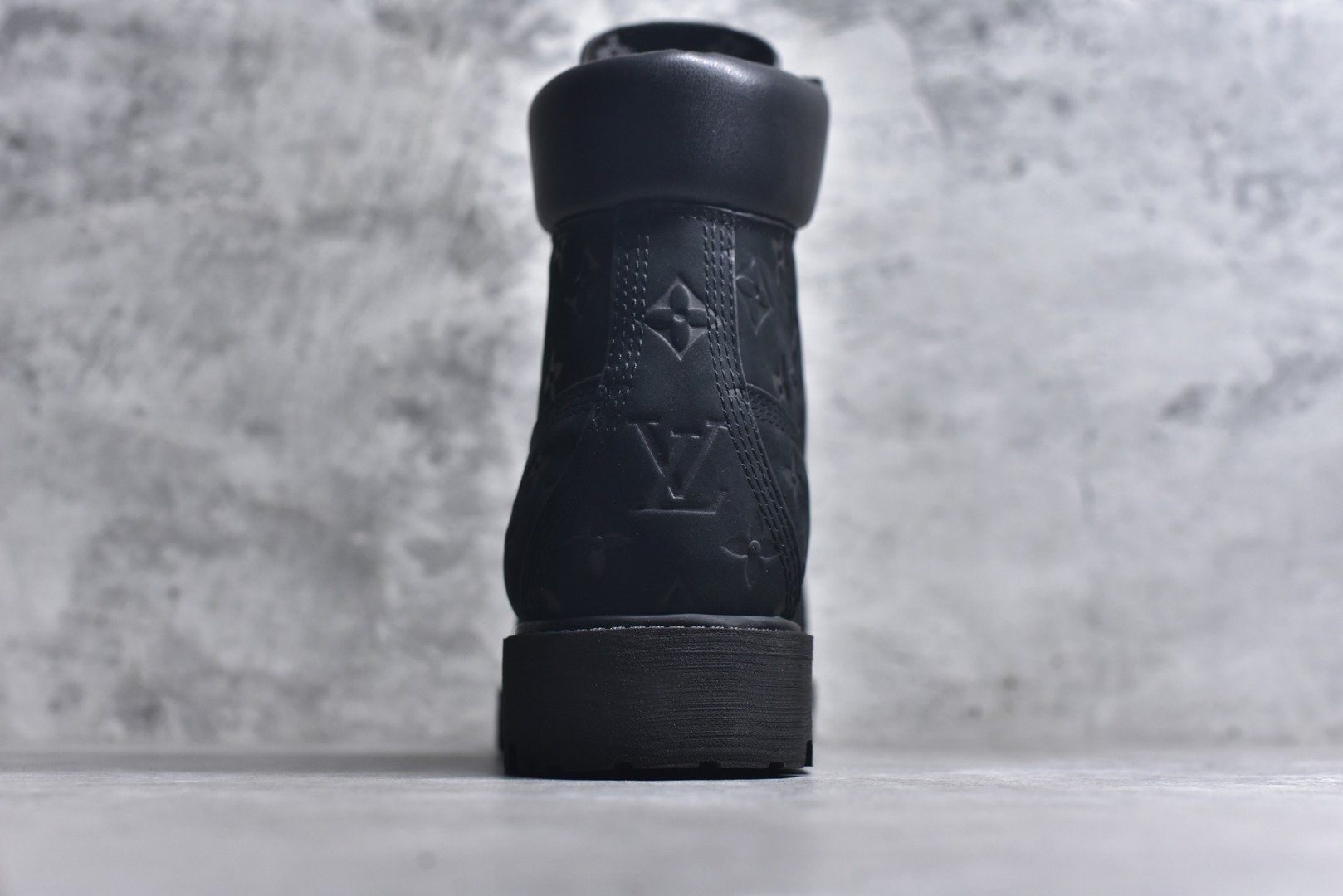 图片[5]-#Lv x Timberland Lv联名添柏岚大黄靴 顶奢流量品牌与时代经典的结合之作 巴黎时装首秀w 菲董亲自曝光 国内大咖 王鹤棣 王嘉尔 林俊杰 周杰伦早以上脚 LV x Timberland 鞋面取材Monogram老花压纹磨砂面牛皮革（原版鞋面不带防水效果，大货出货第一批也不带防水效果 后续第二批会增加防水工艺️）原生#踢不烂的品牌精湛工艺 重塑潮流高奢工装经典Timberland 6 英寸靴型，以美式工装格调瞩目亮相 Pharrell Williams 打造的 Monogram老花格调压纹工艺 属实24年潮流巅峰大作 全网正确版本首批出货️️ 过多细节描述 后续原版对比图一一展现。 尺码：男款 40-46 偏大一码-选品中心