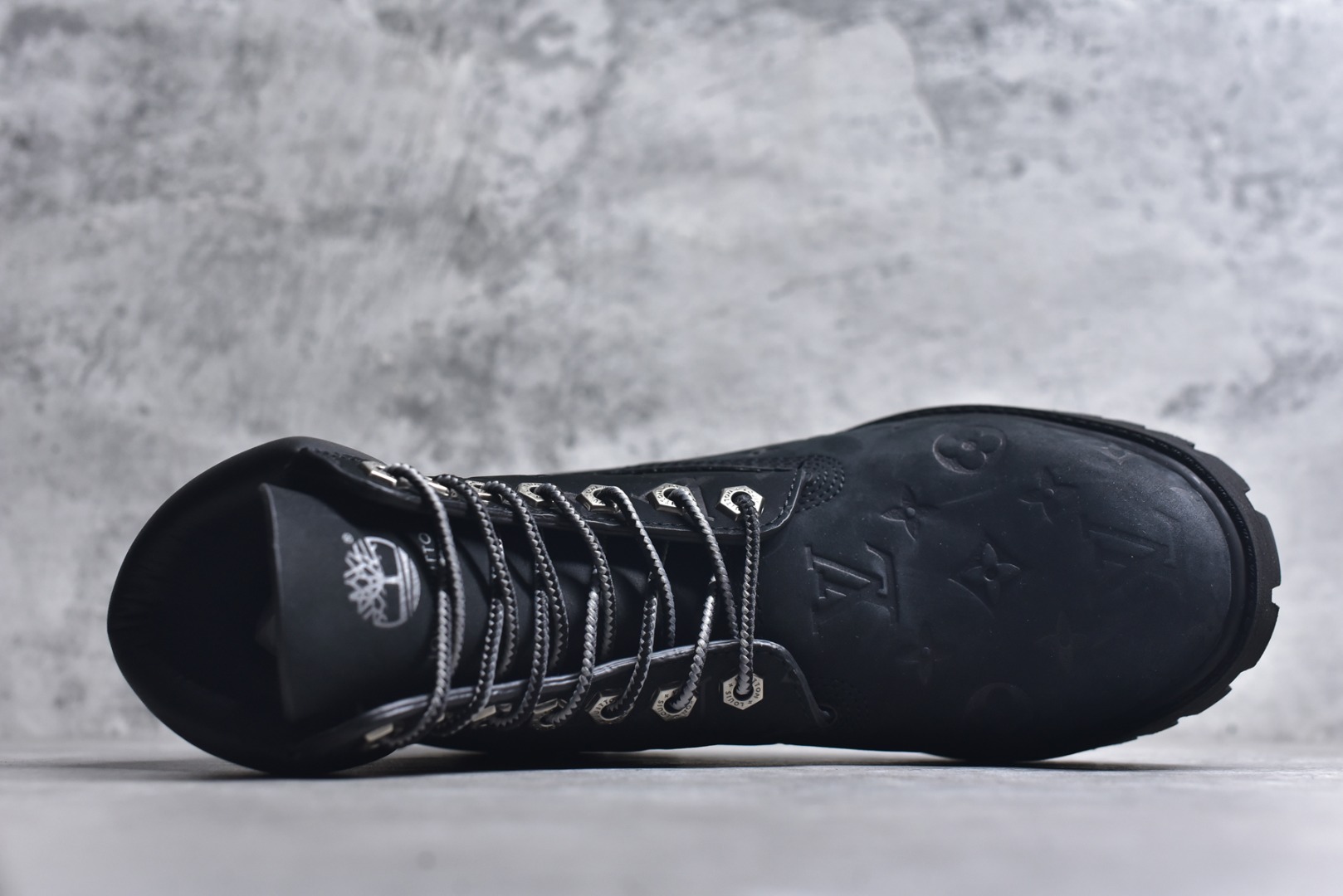 图片[4]-#Lv x Timberland Lv联名添柏岚大黄靴 顶奢流量品牌与时代经典的结合之作 巴黎时装首秀w 菲董亲自曝光 国内大咖 王鹤棣 王嘉尔 林俊杰 周杰伦早以上脚 LV x Timberland 鞋面取材Monogram老花压纹磨砂面牛皮革（原版鞋面不带防水效果，大货出货第一批也不带防水效果 后续第二批会增加防水工艺️）原生#踢不烂的品牌精湛工艺 重塑潮流高奢工装经典Timberland 6 英寸靴型，以美式工装格调瞩目亮相 Pharrell Williams 打造的 Monogram老花格调压纹工艺 属实24年潮流巅峰大作 全网正确版本首批出货️️ 过多细节描述 后续原版对比图一一展现。 尺码：男款 40-46 偏大一码-选品中心