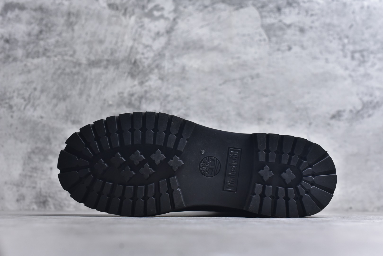 图片[6]-#Lv x Timberland Lv联名添柏岚大黄靴 顶奢流量品牌与时代经典的结合之作 巴黎时装首秀w 菲董亲自曝光 国内大咖 王鹤棣 王嘉尔 林俊杰 周杰伦早以上脚 LV x Timberland 鞋面取材Monogram老花压纹磨砂面牛皮革（原版鞋面不带防水效果，大货出货第一批也不带防水效果 后续第二批会增加防水工艺️）原生#踢不烂的品牌精湛工艺 重塑潮流高奢工装经典Timberland 6 英寸靴型，以美式工装格调瞩目亮相 Pharrell Williams 打造的 Monogram老花格调压纹工艺 属实24年潮流巅峰大作 全网正确版本首批出货️️ 过多细节描述 后续原版对比图一一展现。 尺码：男款 40-46 偏大一码-选品中心