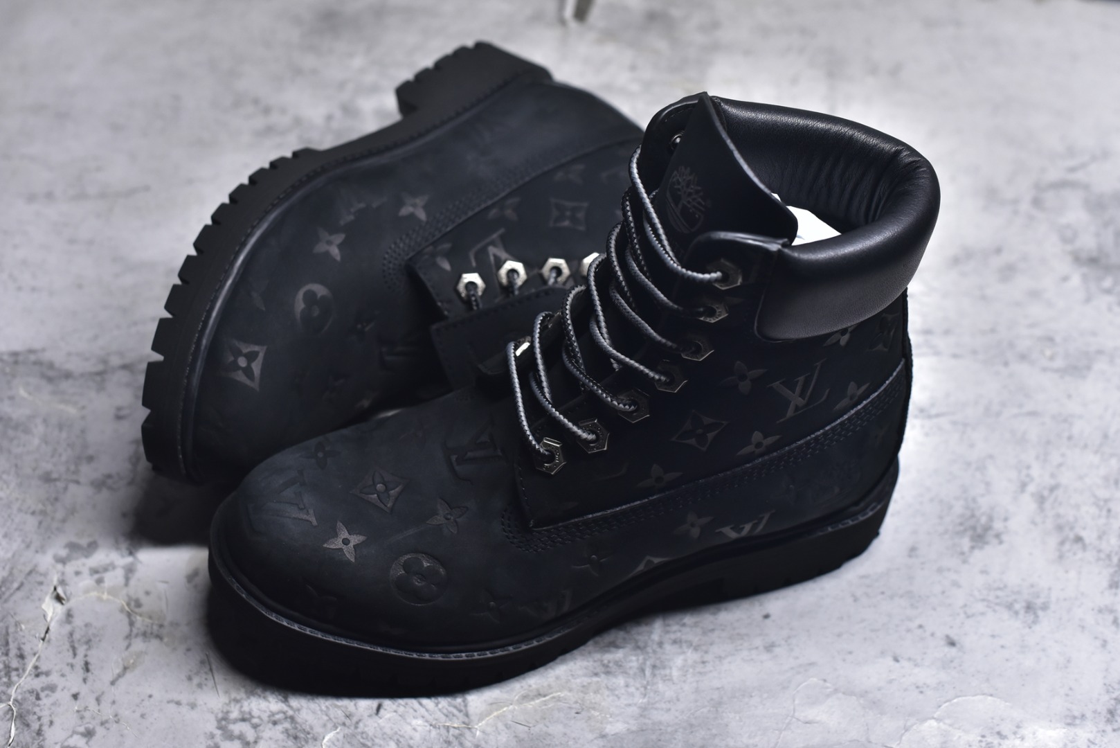 图片[7]-#Lv x Timberland Lv联名添柏岚大黄靴 顶奢流量品牌与时代经典的结合之作 巴黎时装首秀w 菲董亲自曝光 国内大咖 王鹤棣 王嘉尔 林俊杰 周杰伦早以上脚 LV x Timberland 鞋面取材Monogram老花压纹磨砂面牛皮革（原版鞋面不带防水效果，大货出货第一批也不带防水效果 后续第二批会增加防水工艺️）原生#踢不烂的品牌精湛工艺 重塑潮流高奢工装经典Timberland 6 英寸靴型，以美式工装格调瞩目亮相 Pharrell Williams 打造的 Monogram老花格调压纹工艺 属实24年潮流巅峰大作 全网正确版本首批出货️️ 过多细节描述 后续原版对比图一一展现。 尺码：男款 40-46 偏大一码-选品中心