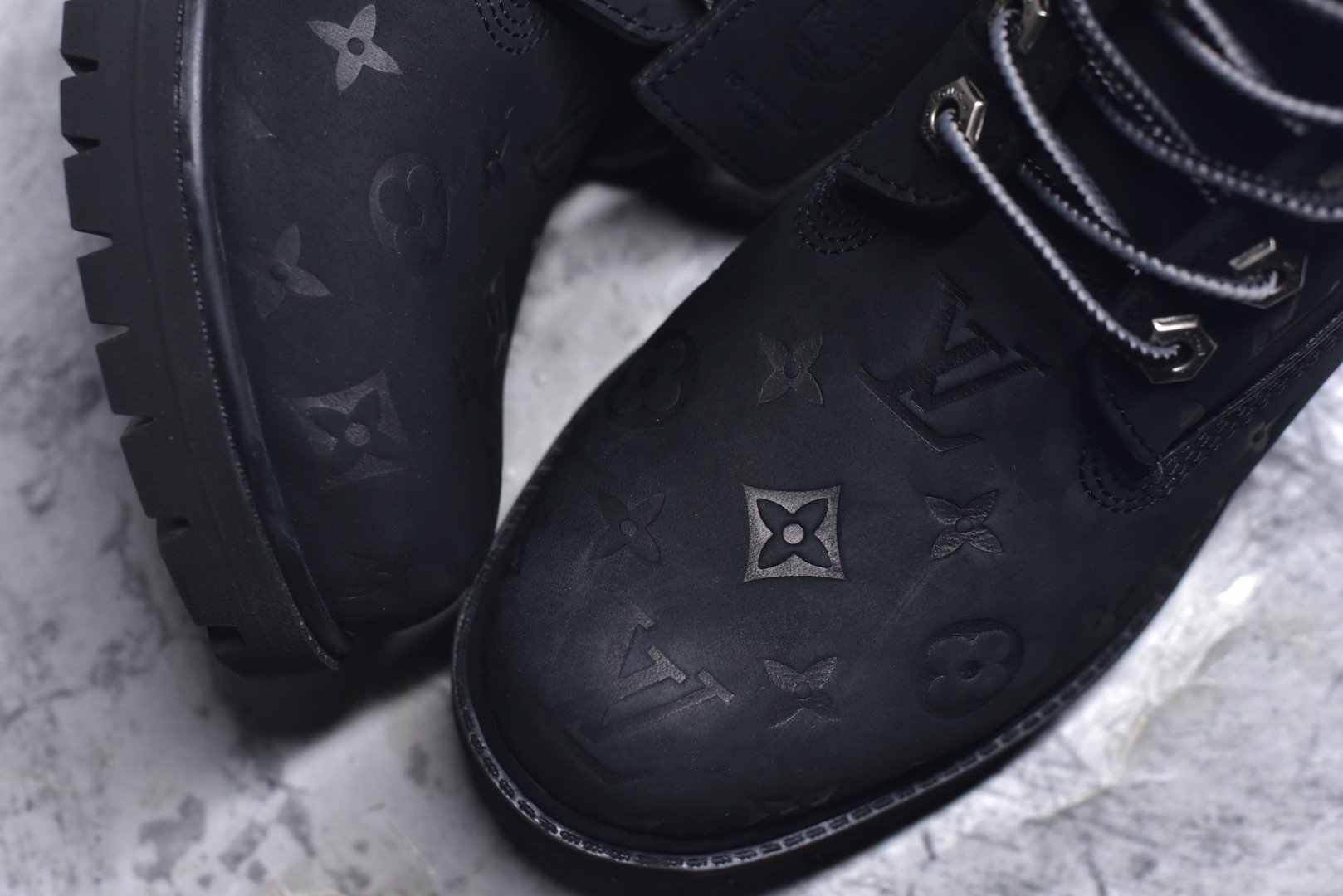 图片[8]-#Lv x Timberland Lv联名添柏岚大黄靴 顶奢流量品牌与时代经典的结合之作 巴黎时装首秀w 菲董亲自曝光 国内大咖 王鹤棣 王嘉尔 林俊杰 周杰伦早以上脚 LV x Timberland 鞋面取材Monogram老花压纹磨砂面牛皮革（原版鞋面不带防水效果，大货出货第一批也不带防水效果 后续第二批会增加防水工艺️）原生#踢不烂的品牌精湛工艺 重塑潮流高奢工装经典Timberland 6 英寸靴型，以美式工装格调瞩目亮相 Pharrell Williams 打造的 Monogram老花格调压纹工艺 属实24年潮流巅峰大作 全网正确版本首批出货️️ 过多细节描述 后续原版对比图一一展现。 尺码：男款 40-46 偏大一码-选品中心