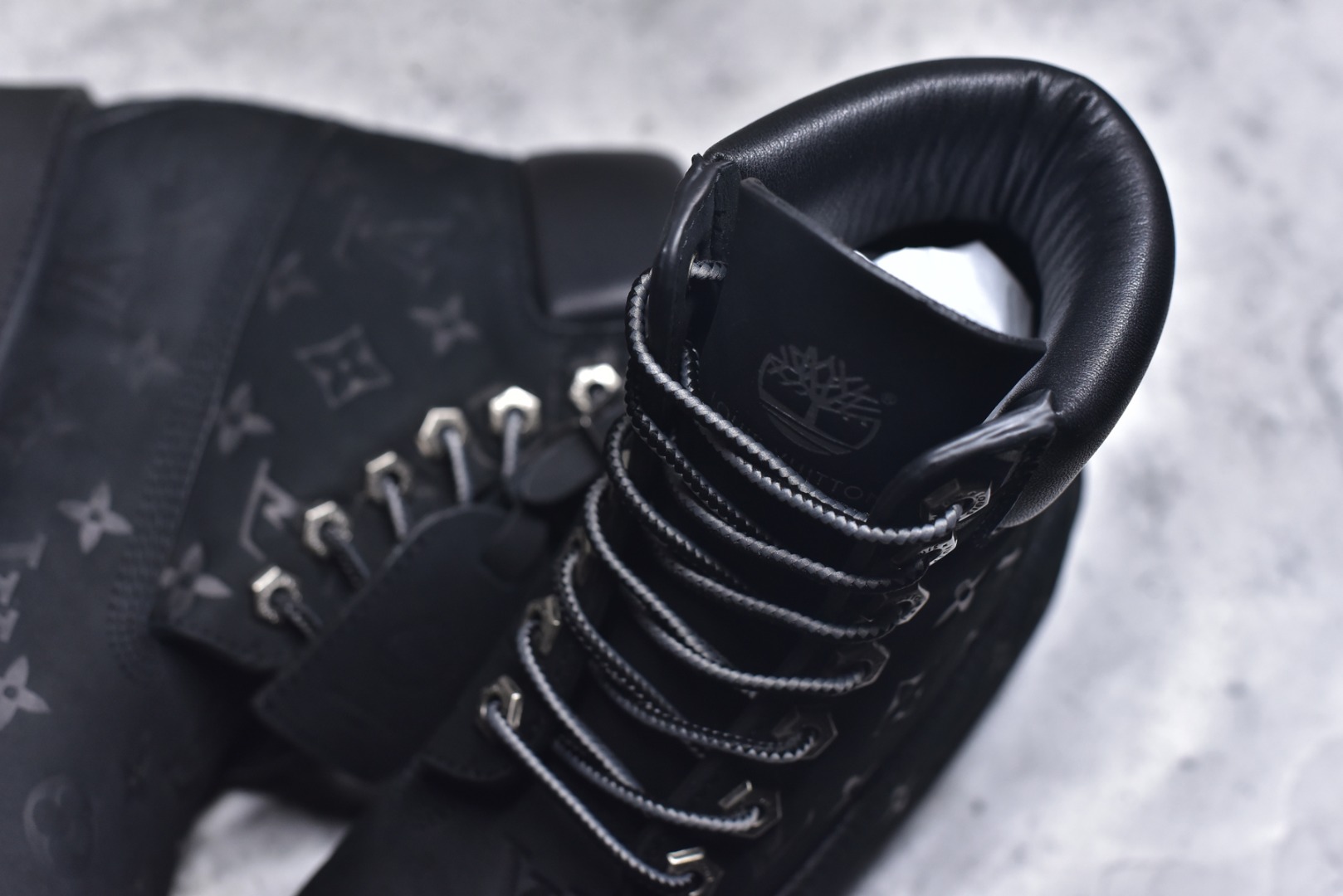 图片[9]-#Lv x Timberland Lv联名添柏岚大黄靴 顶奢流量品牌与时代经典的结合之作 巴黎时装首秀w 菲董亲自曝光 国内大咖 王鹤棣 王嘉尔 林俊杰 周杰伦早以上脚 LV x Timberland 鞋面取材Monogram老花压纹磨砂面牛皮革（原版鞋面不带防水效果，大货出货第一批也不带防水效果 后续第二批会增加防水工艺️）原生#踢不烂的品牌精湛工艺 重塑潮流高奢工装经典Timberland 6 英寸靴型，以美式工装格调瞩目亮相 Pharrell Williams 打造的 Monogram老花格调压纹工艺 属实24年潮流巅峰大作 全网正确版本首批出货️️ 过多细节描述 后续原版对比图一一展现。 尺码：男款 40-46 偏大一码-选品中心