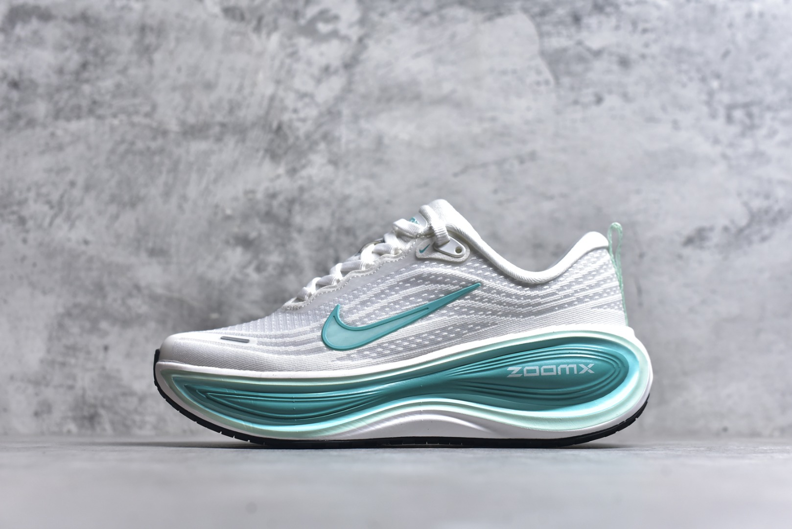 #NIKE VOMERO PLUS V18PLUS 登月 白绿 HV8154-100 女鞋 36 36.5 37.5 38 38.5 39 40-选品中心