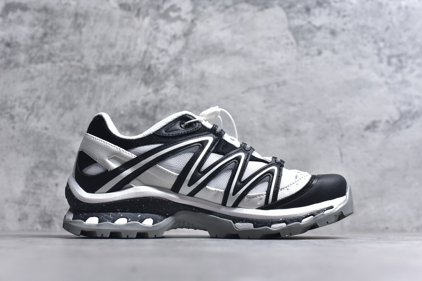 图片[3]-#Salomon XT-QUEST GTX 萨洛蒙户外越野跑鞋 410523 27 #鞋面采用SENSIFIT贴合技术 全方位贴合包裹脚型 鞋跟部鞋底牵引设计 提供强大的抓地性能 更适应野外崎岖不平的道路 其3D ADVANCED CHASSIS底盘 材料轻量大化 钉齿设计更具稳定性、防护性 鞋底易磨损区运用CONTAGRIP高耐磨材料 应对城市硬质路面长距离跑考验 尺码：36-46-选品中心