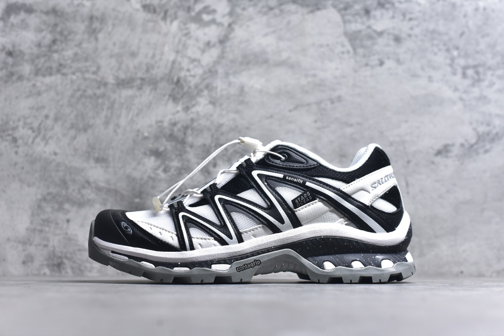 #Salomon XT-QUEST GTX 萨洛蒙户外越野跑鞋 410523 27 #鞋面采用SENSIFIT贴合技术 全方位贴合包裹脚型 鞋跟部鞋底牵引设计 提供强大的抓地性能 更适应野外崎岖不平的道路 其3D ADVANCED CHASSIS底盘 材料轻量大化 钉齿设计更具稳定性、防护性 鞋底易磨损区运用CONTAGRIP高耐磨材料 应对城市硬质路面长距离跑考验 尺码：36-46-选品中心