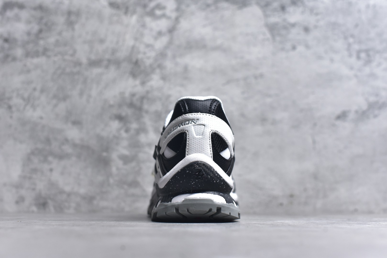 图片[5]-#Salomon XT-QUEST GTX 萨洛蒙户外越野跑鞋 410523 27 #鞋面采用SENSIFIT贴合技术 全方位贴合包裹脚型 鞋跟部鞋底牵引设计 提供强大的抓地性能 更适应野外崎岖不平的道路 其3D ADVANCED CHASSIS底盘 材料轻量大化 钉齿设计更具稳定性、防护性 鞋底易磨损区运用CONTAGRIP高耐磨材料 应对城市硬质路面长距离跑考验 尺码：36-46-选品中心