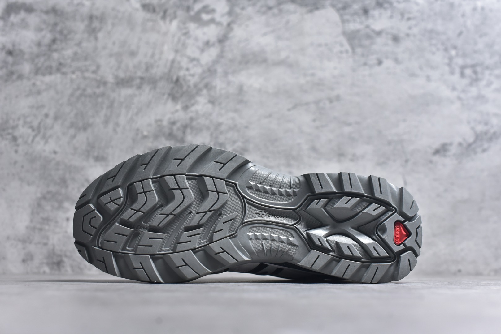 图片[6]-#Salomon XT-QUEST GTX 萨洛蒙户外越野跑鞋 410523 27 #鞋面采用SENSIFIT贴合技术 全方位贴合包裹脚型 鞋跟部鞋底牵引设计 提供强大的抓地性能 更适应野外崎岖不平的道路 其3D ADVANCED CHASSIS底盘 材料轻量大化 钉齿设计更具稳定性、防护性 鞋底易磨损区运用CONTAGRIP高耐磨材料 应对城市硬质路面长距离跑考验 尺码：36-46-选品中心