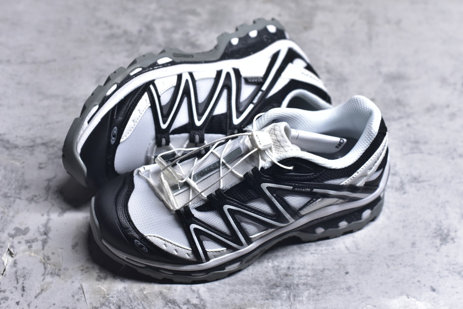 图片[7]-#Salomon XT-QUEST GTX 萨洛蒙户外越野跑鞋 410523 27 #鞋面采用SENSIFIT贴合技术 全方位贴合包裹脚型 鞋跟部鞋底牵引设计 提供强大的抓地性能 更适应野外崎岖不平的道路 其3D ADVANCED CHASSIS底盘 材料轻量大化 钉齿设计更具稳定性、防护性 鞋底易磨损区运用CONTAGRIP高耐磨材料 应对城市硬质路面长距离跑考验 尺码：36-46-选品中心