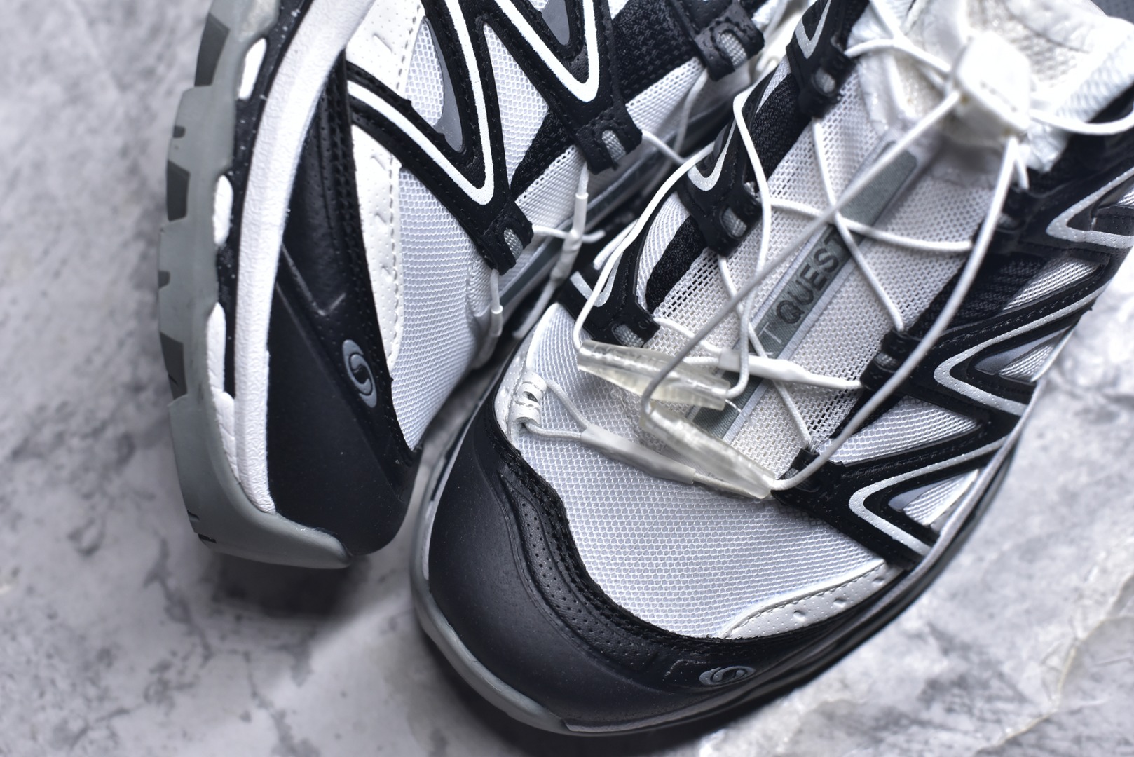 图片[8]-#Salomon XT-QUEST GTX 萨洛蒙户外越野跑鞋 410523 27 #鞋面采用SENSIFIT贴合技术 全方位贴合包裹脚型 鞋跟部鞋底牵引设计 提供强大的抓地性能 更适应野外崎岖不平的道路 其3D ADVANCED CHASSIS底盘 材料轻量大化 钉齿设计更具稳定性、防护性 鞋底易磨损区运用CONTAGRIP高耐磨材料 应对城市硬质路面长距离跑考验 尺码：36-46-选品中心